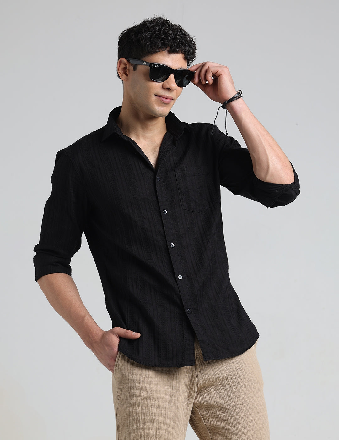 IDENTITI Men Slim Fit Cutaway Collar Solid Shirt In Black.