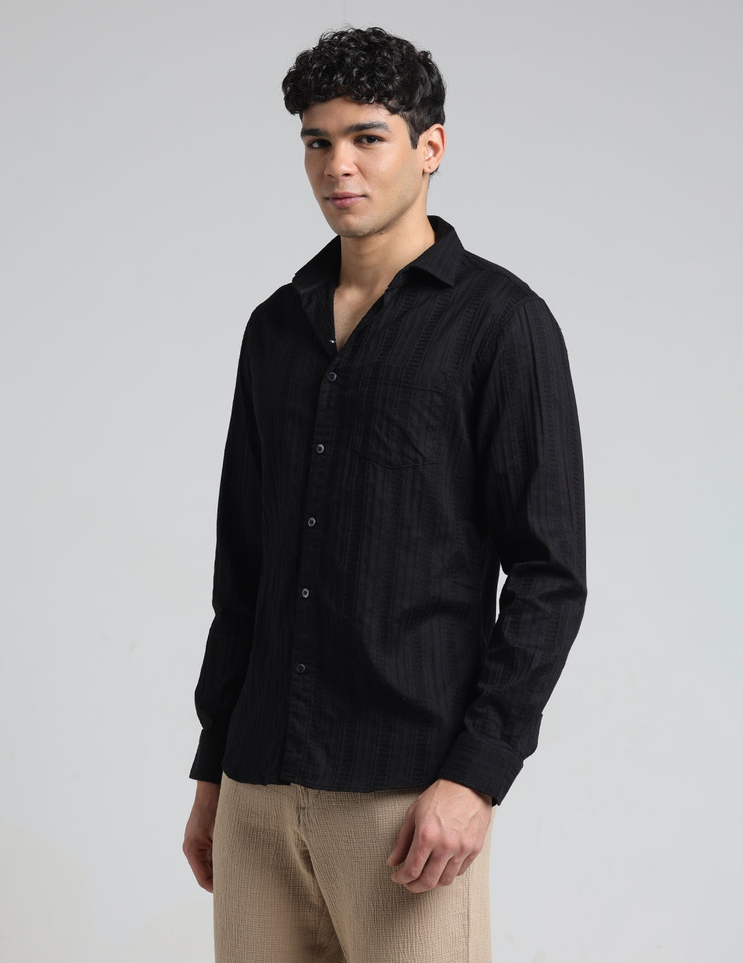 IDENTITI Men Slim Fit Cutaway Collar Solid Shirt In Black.