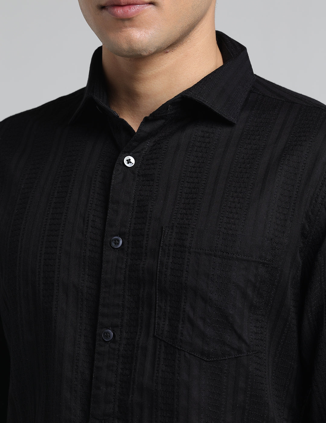 IDENTITI Men Slim Fit Cutaway Collar Solid Shirt In Black.