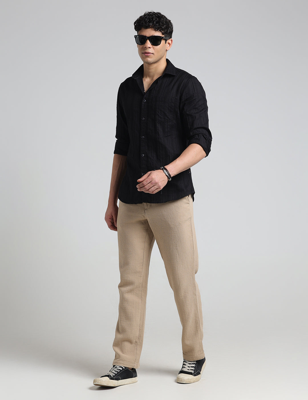 IDENTITI Men Slim Fit Cutaway Collar Solid Shirt In Black.