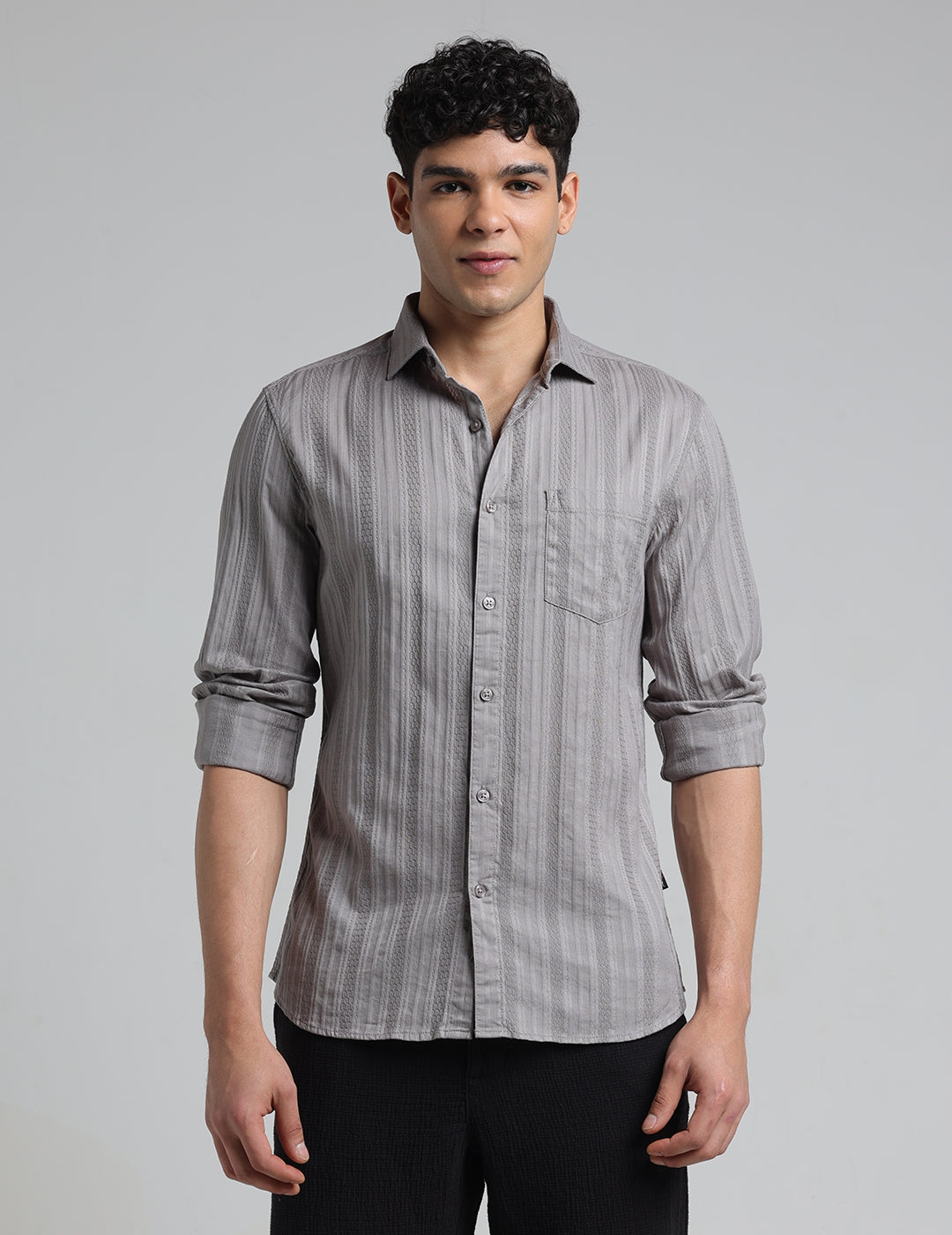 IDENTITI Men Slim Fit Cutaway Collar Solid Shirt In Grey.