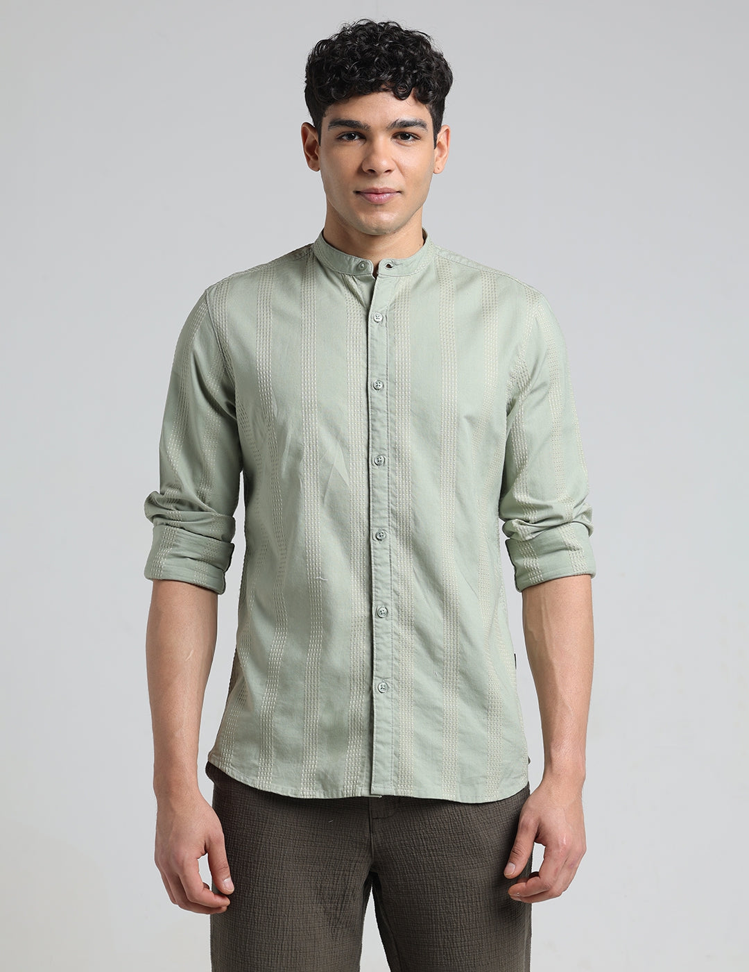 IDENTITI Men Slim Fit Mandarin Collar Solid Shirt In Pista Green.