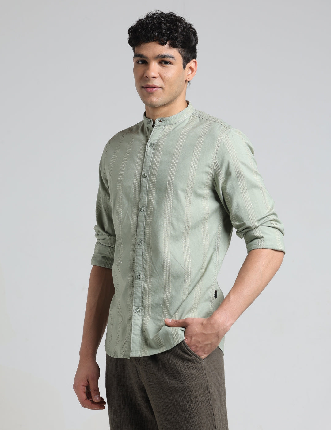 IDENTITI Men Slim Fit Mandarin Collar Solid Shirt In Pista Green.