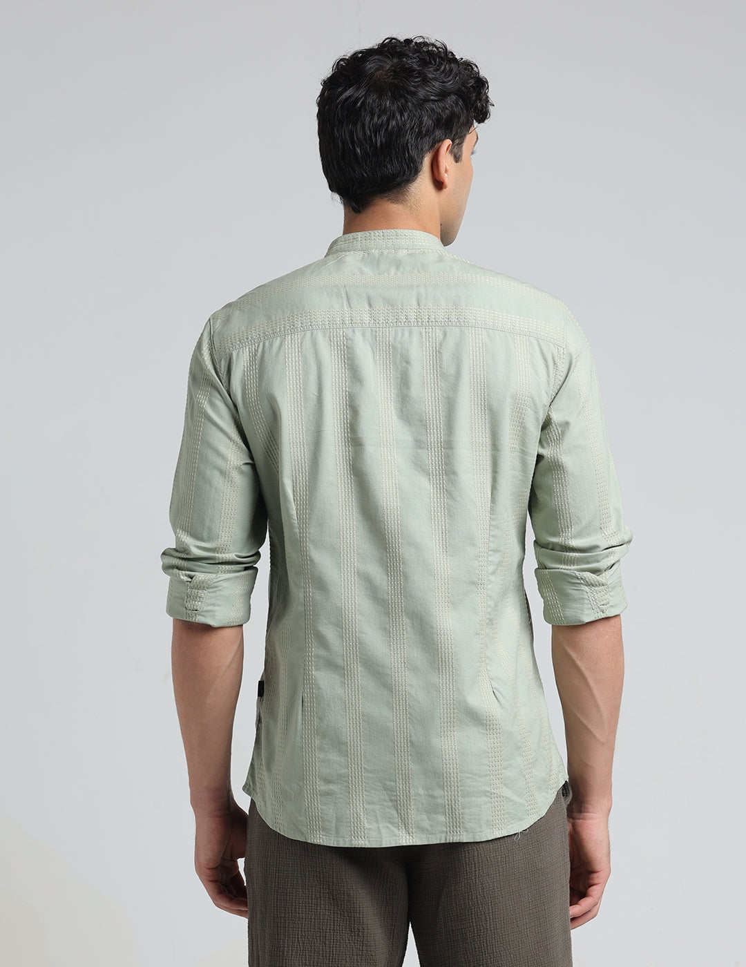 IDENTITI Men Slim Fit Mandarin Collar Solid Shirt In Pista Green.