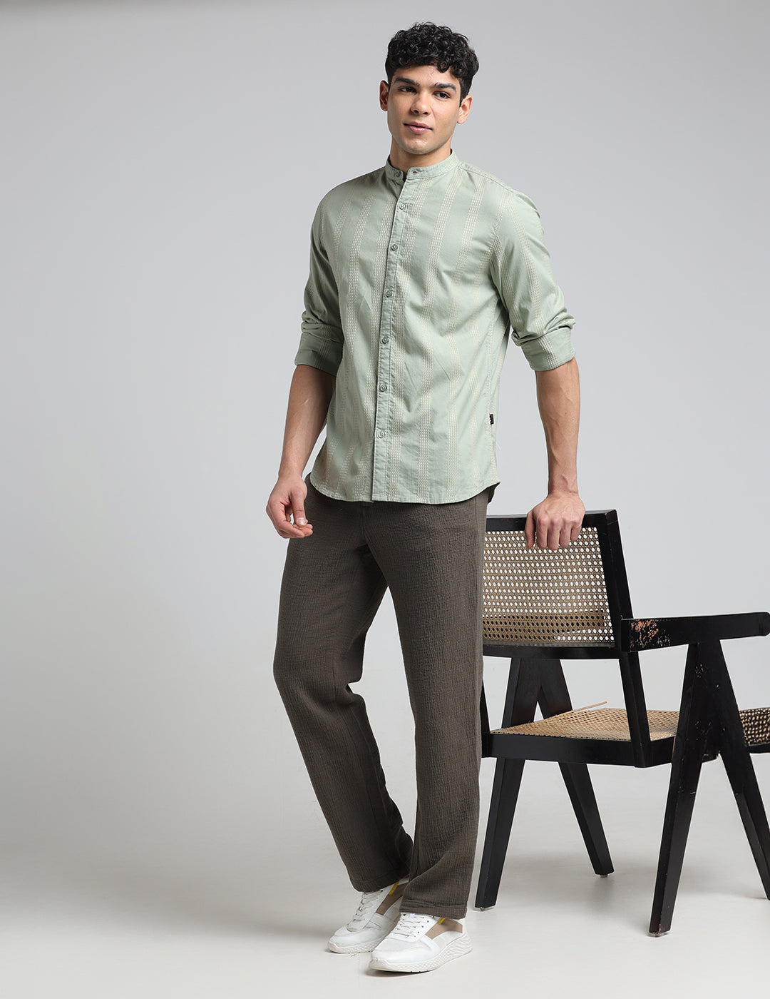IDENTITI Men Slim Fit Mandarin Collar Solid Shirt In Pista Green.
