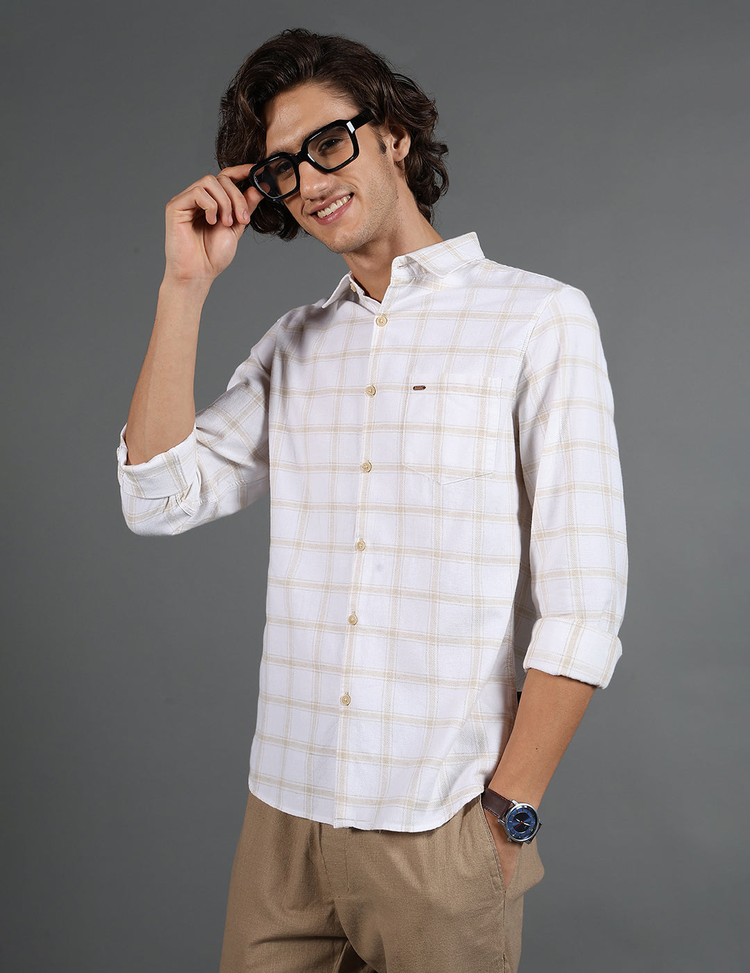 IDENTITI Men Slim Fit Regular Collar Checks Shirt In White.