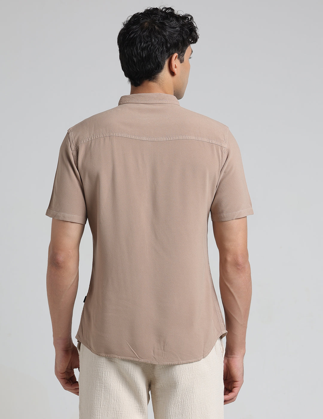 IDENTITI Men Slim Fit Regular Collar Solid Shirt In Sand.