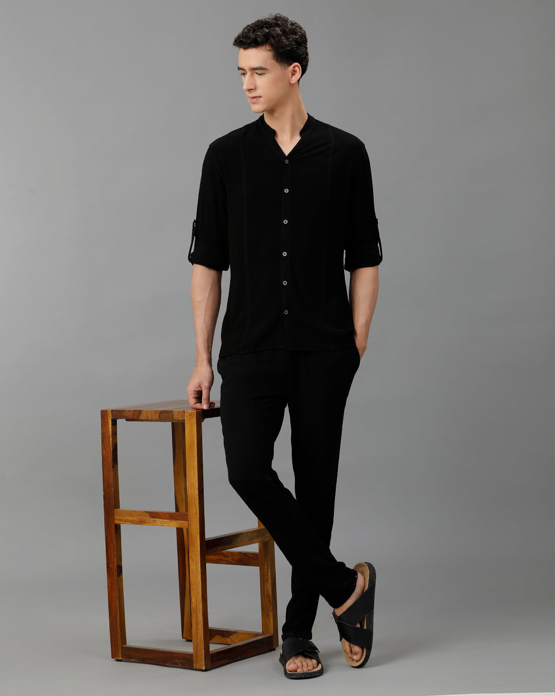 IDENTITI Men Slim Fit Mandarin Collar Solid Shirt In Black.