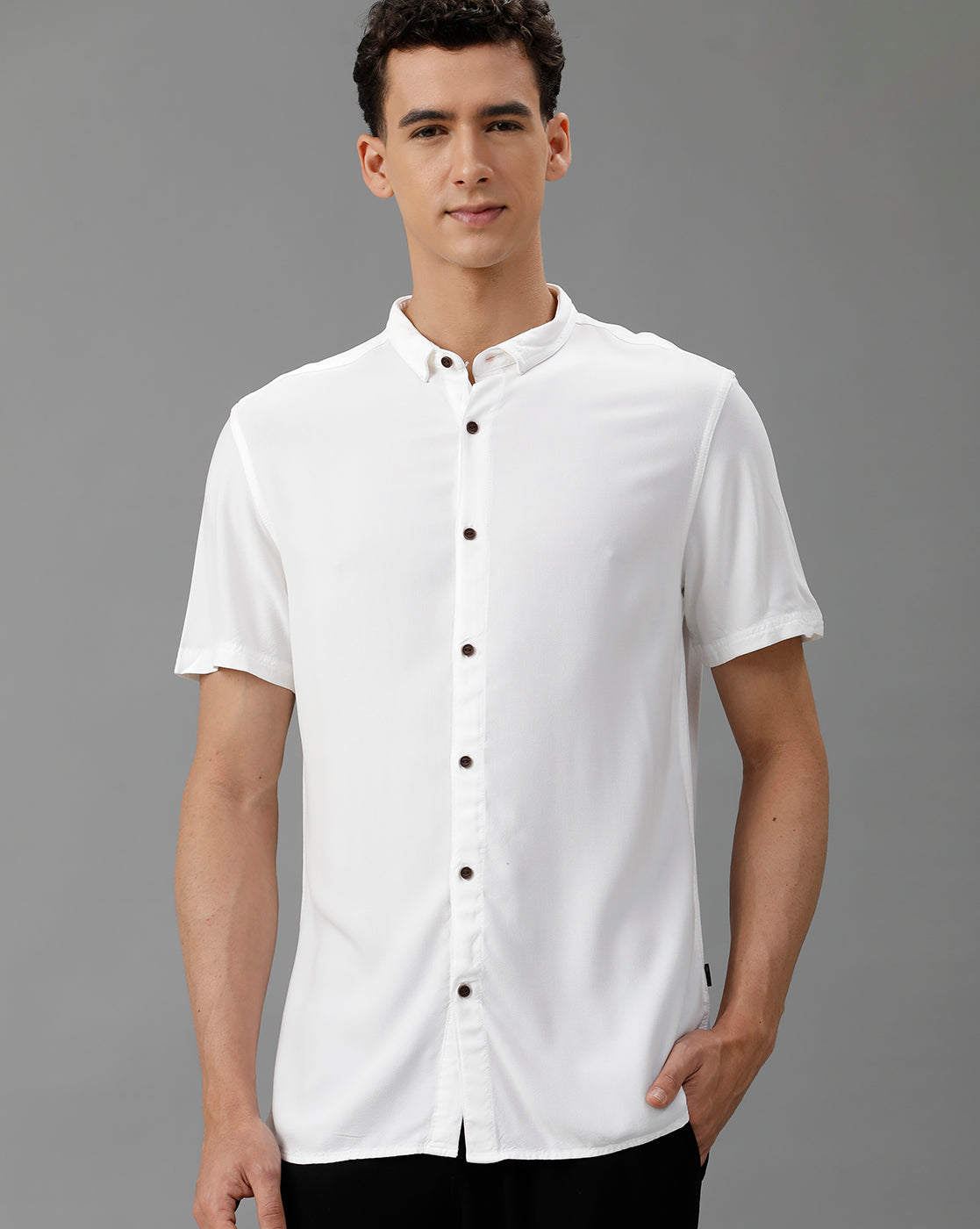 IDENTITI Men Slim Fit Short Collar Solid Shirt In White.