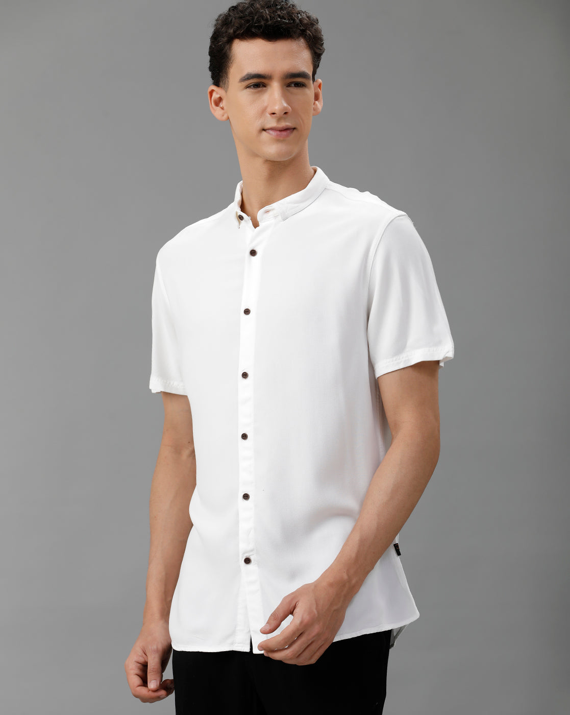 IDENTITI Men Slim Fit Short Collar Solid Shirt In White.