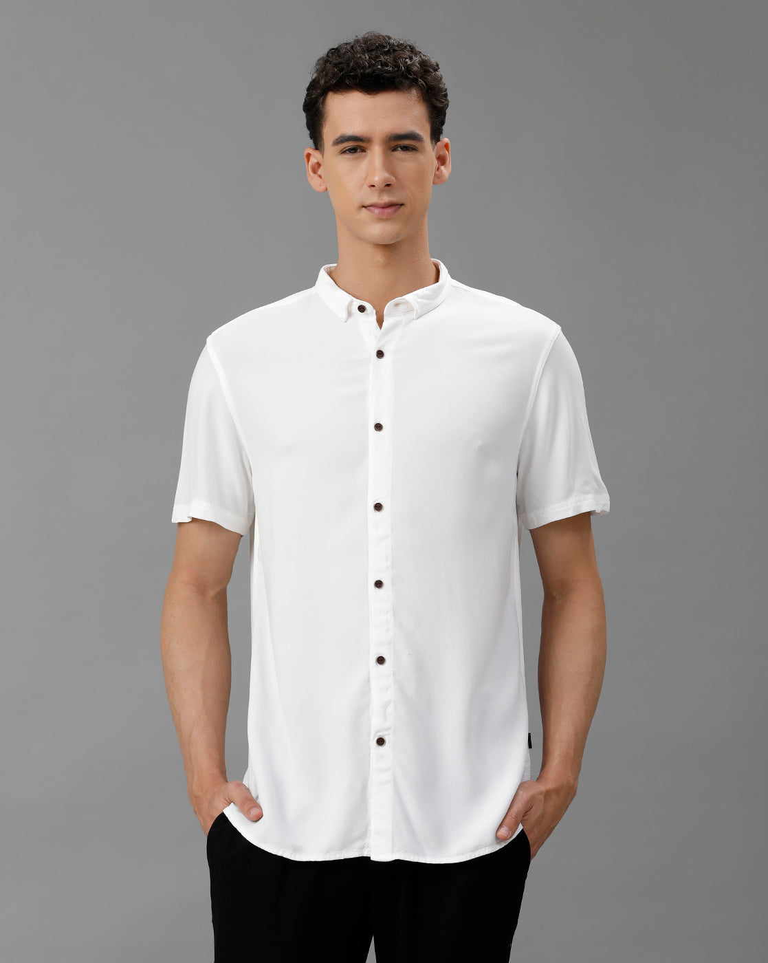 IDENTITI Men Slim Fit Short Collar Solid Shirt In White.