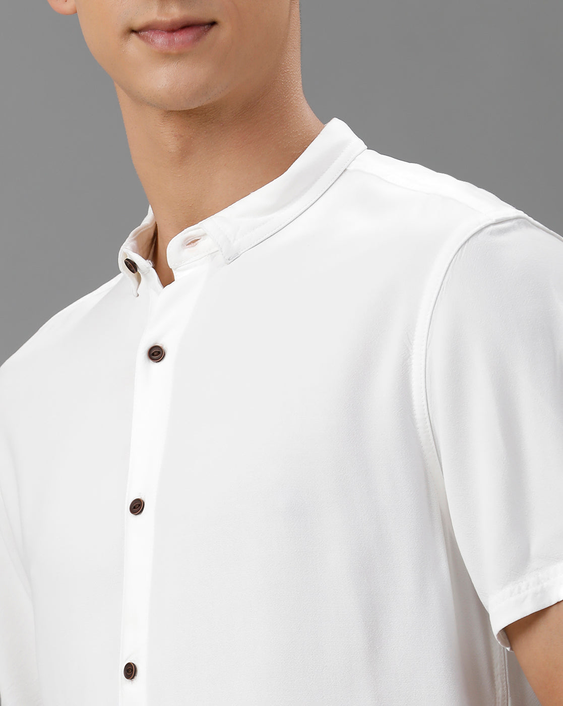 IDENTITI Men Slim Fit Short Collar Solid Shirt In White.