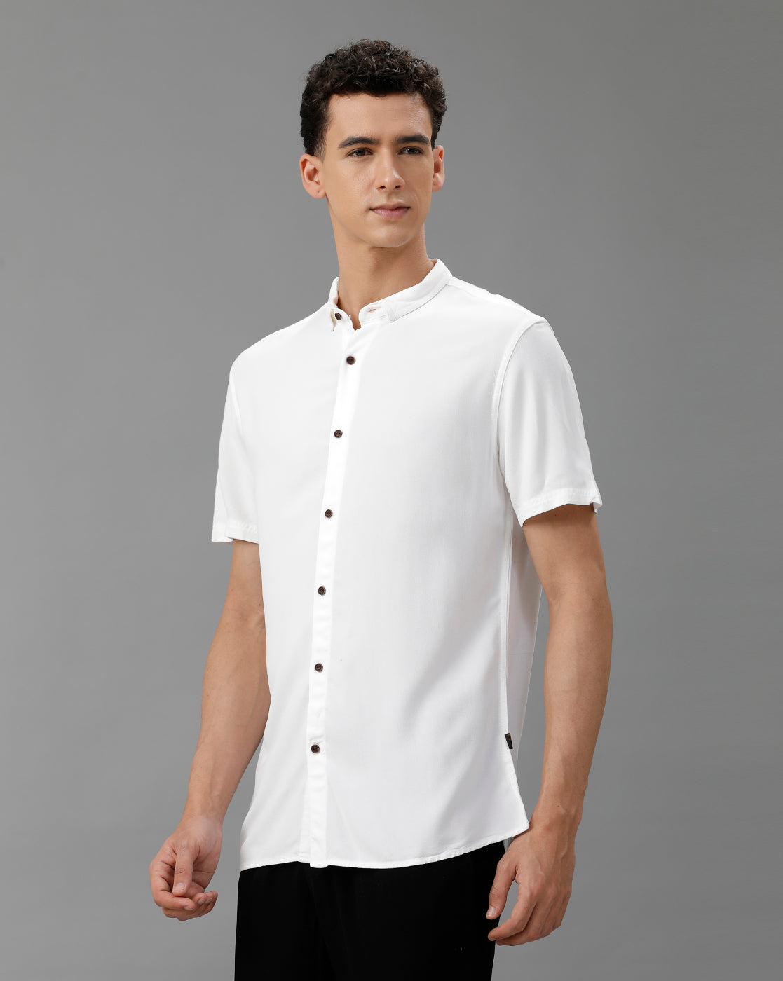 IDENTITI Men Slim Fit Short Collar Solid Shirt In White.