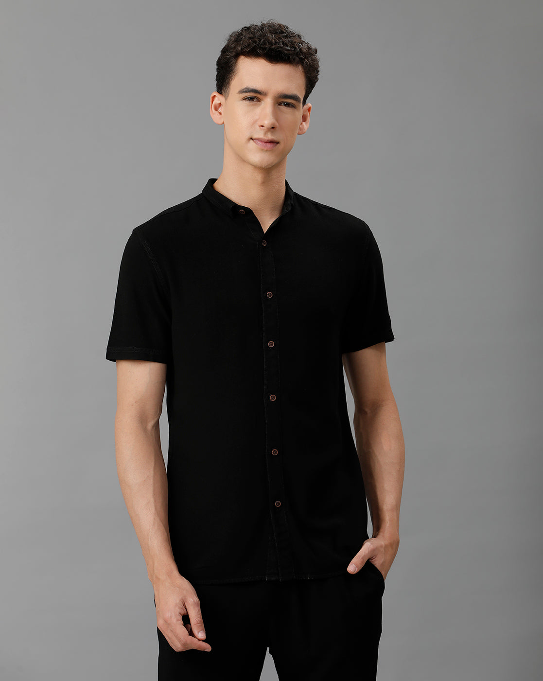 IDENTITI Men Slim Fit Short Collar Solid Shirt In Black.