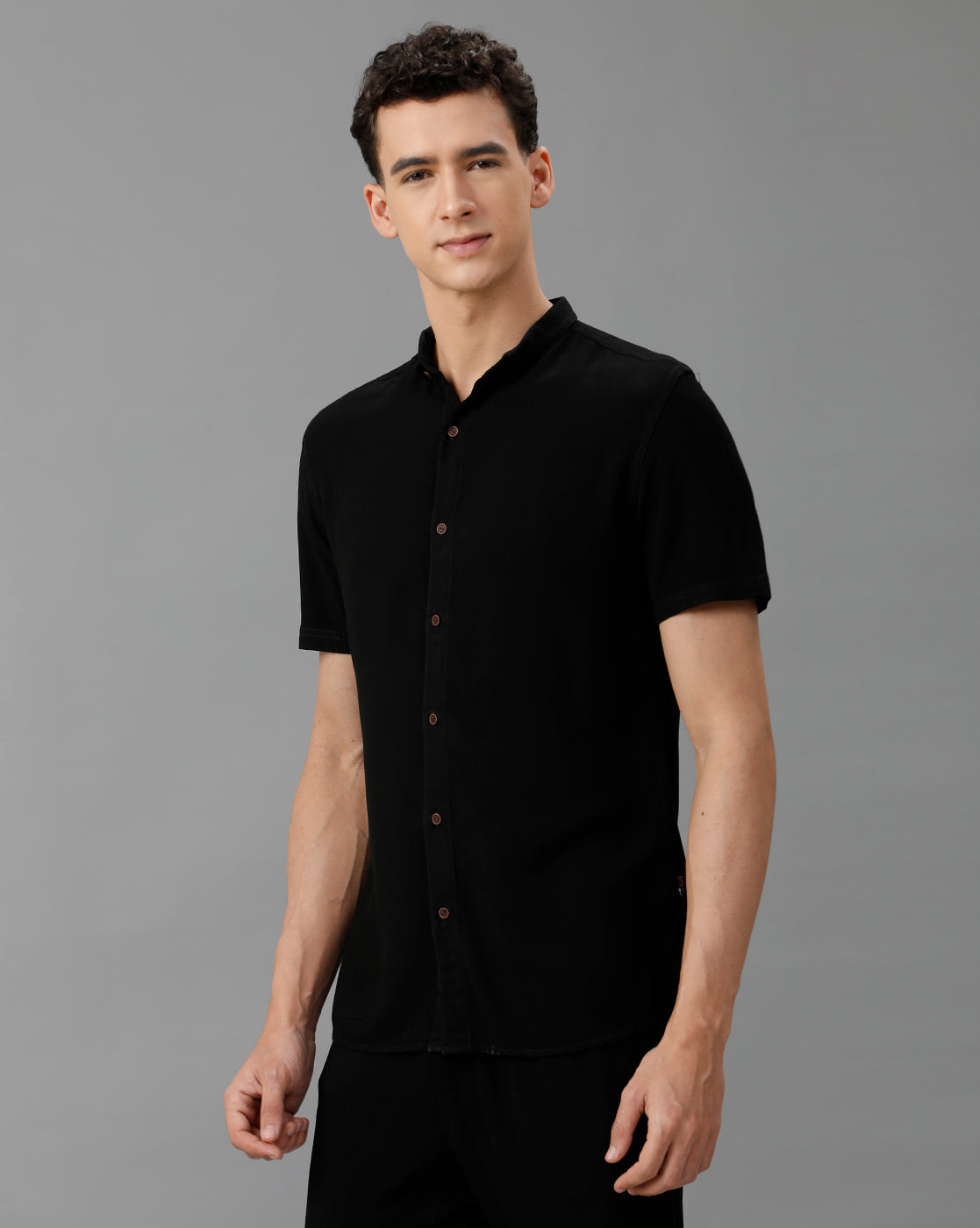 IDENTITI Men Slim Fit Short Collar Solid Shirt In Black.