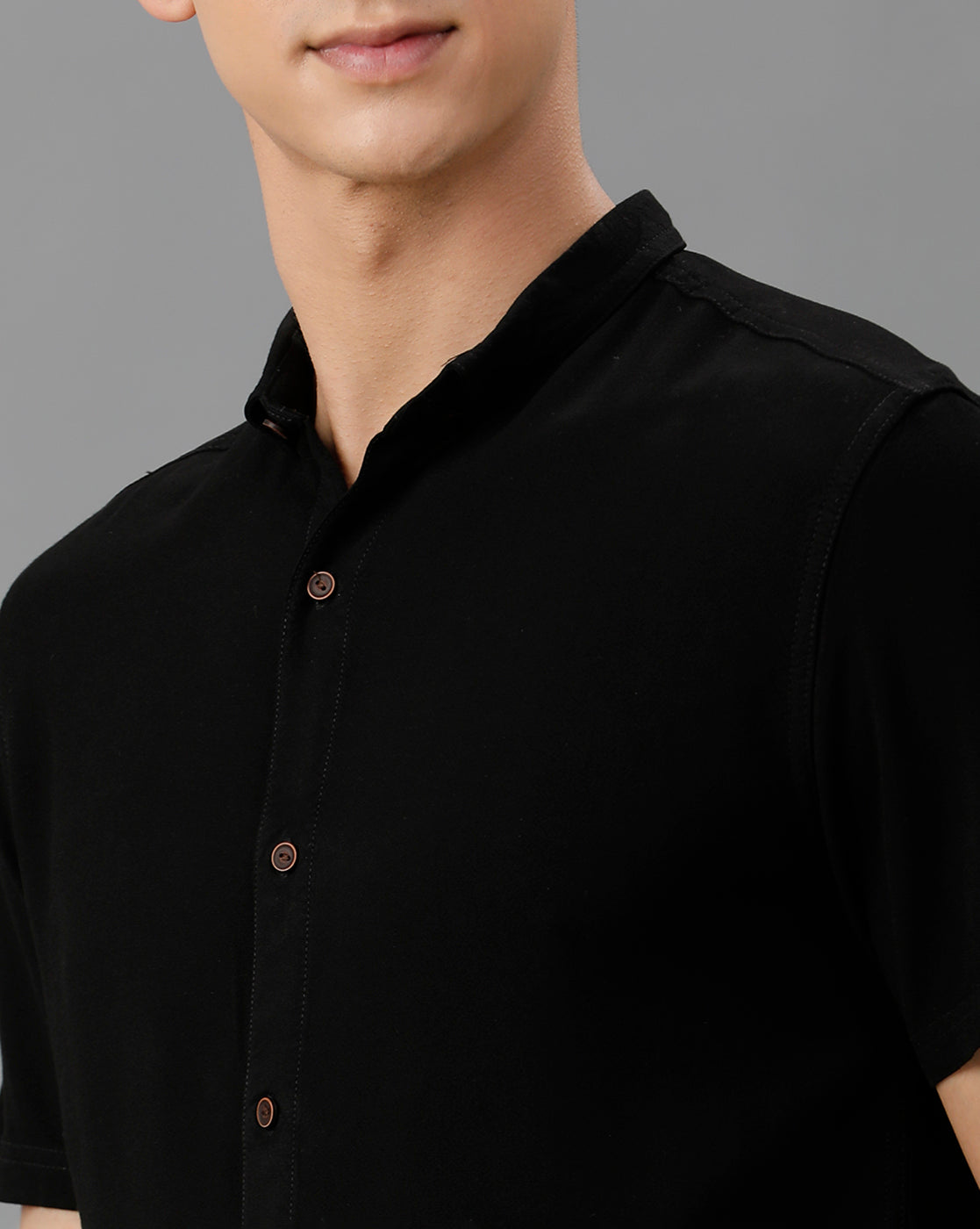 IDENTITI Men Slim Fit Short Collar Solid Shirt In Black.