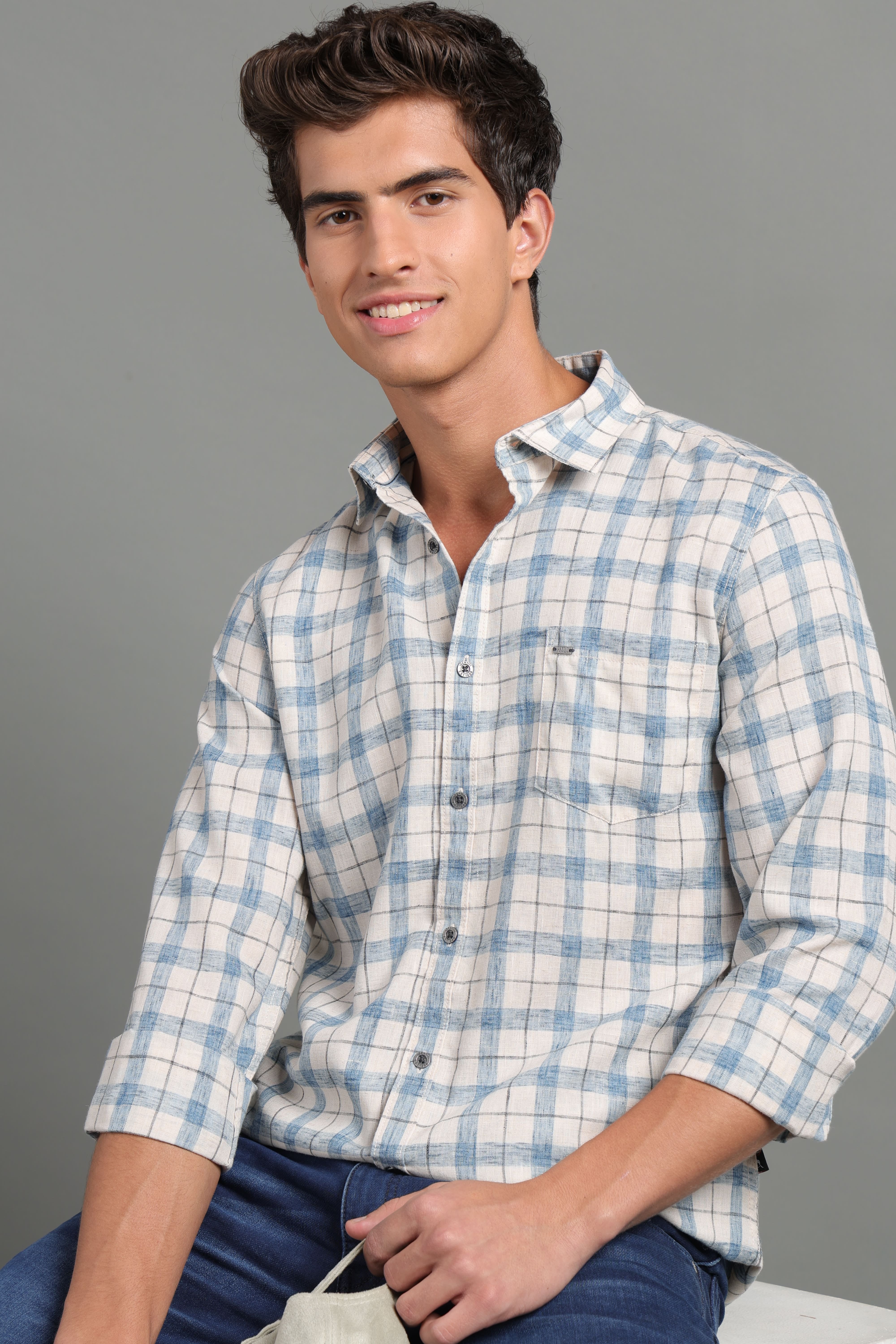 IDENTITI Men Slim Fit Regular Collar Checks Shirt In Blue.