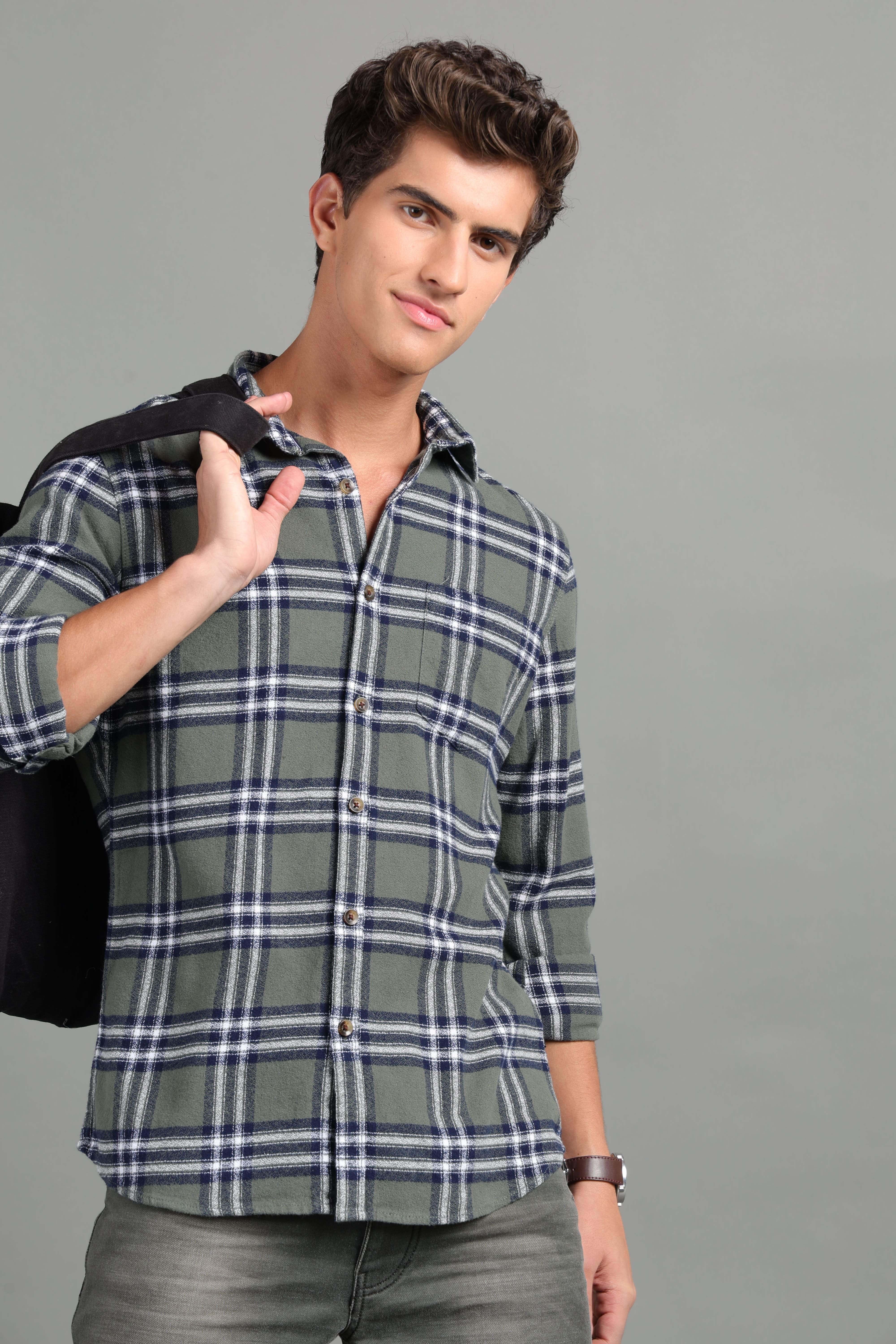IDENTITI Men Slim Fit Regular Collar Checks Shirt In Green.