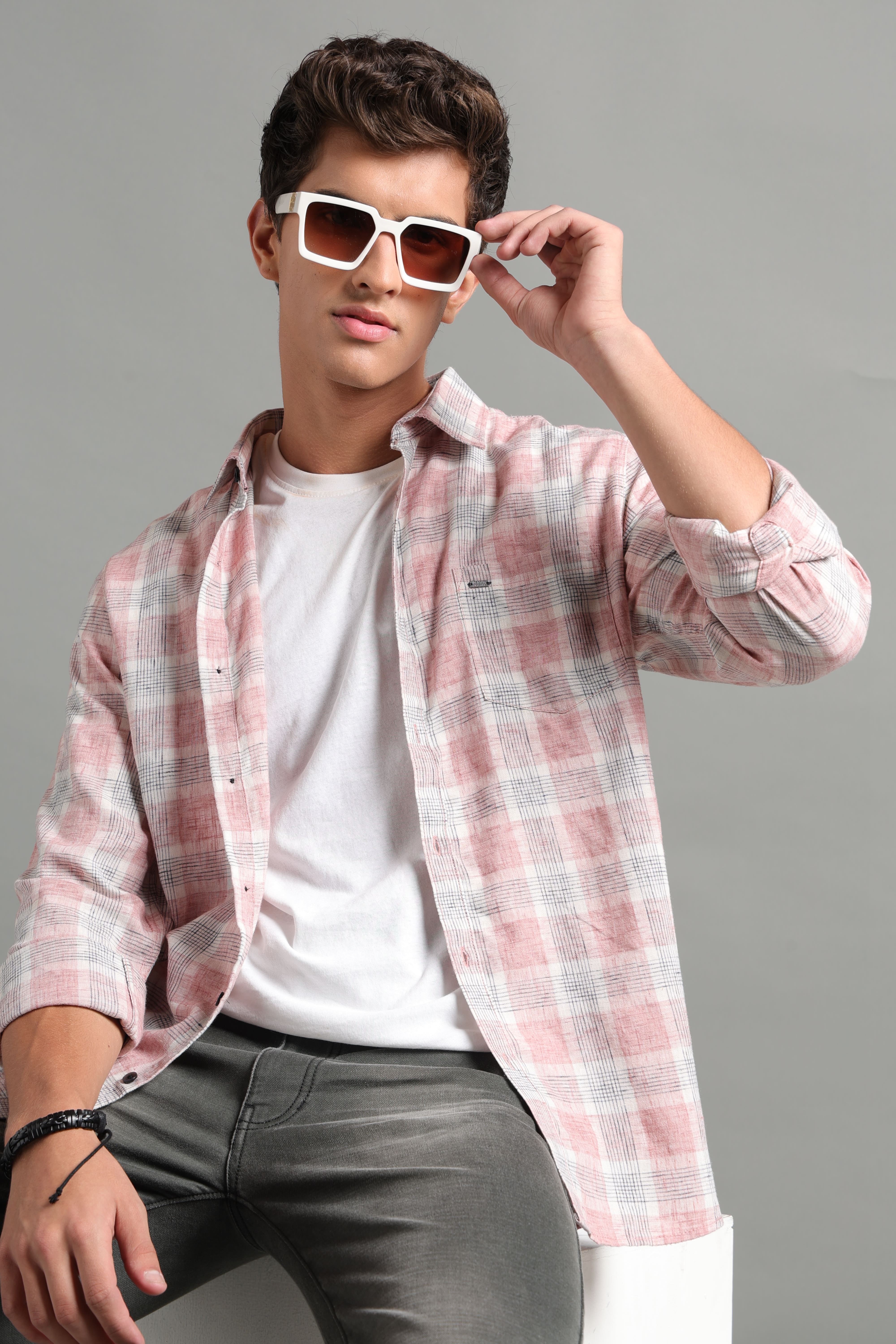 IDENTITI Men Slim Fit Regular Collar Checks Shirt In Pink.