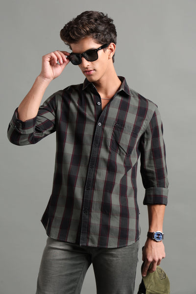 IDENTITI Men Slim Fit Regular Collar Checks Shirt In Green.