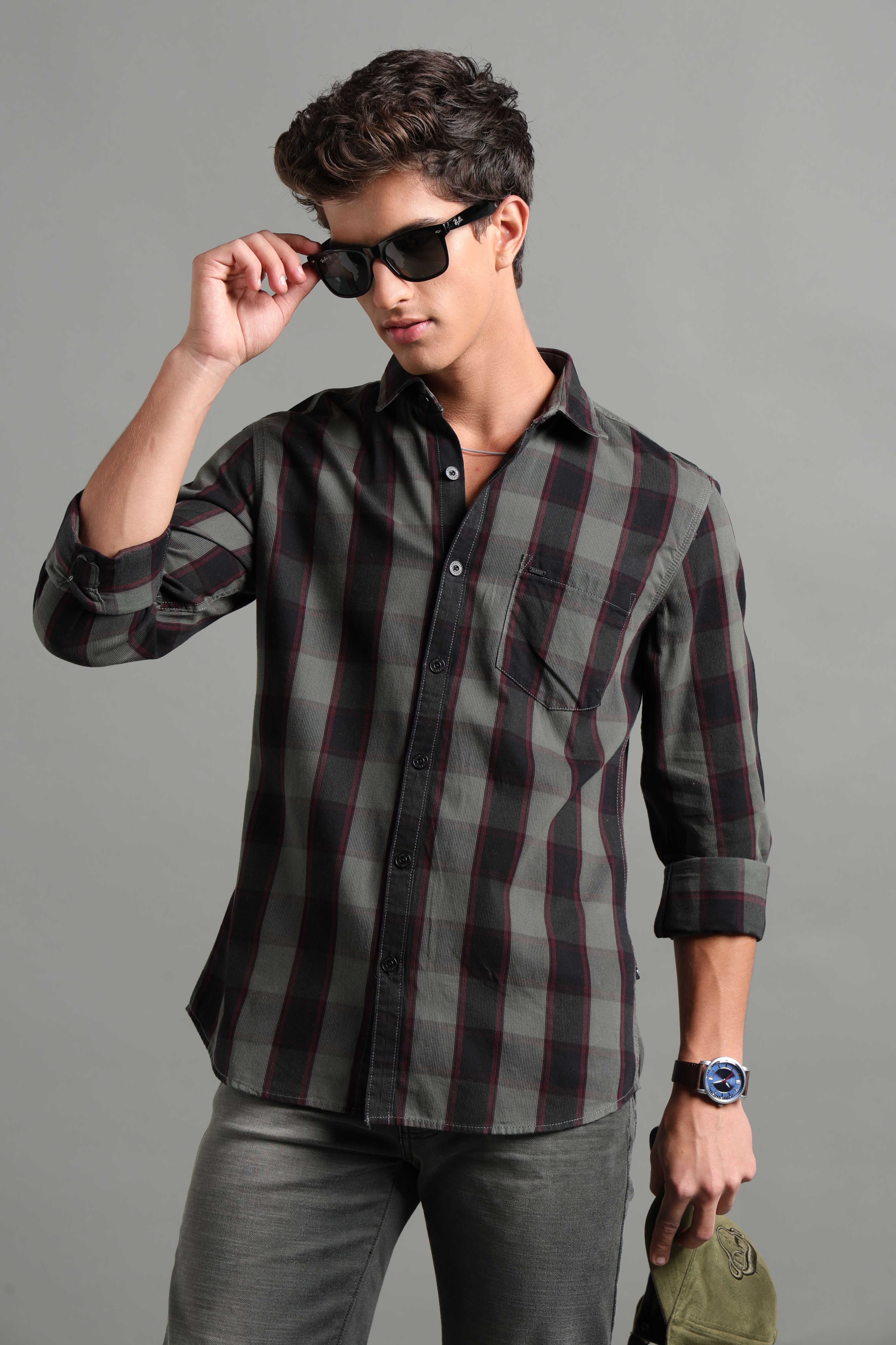 IDENTITI Men Slim Fit Regular Collar Checks Shirt In Green.