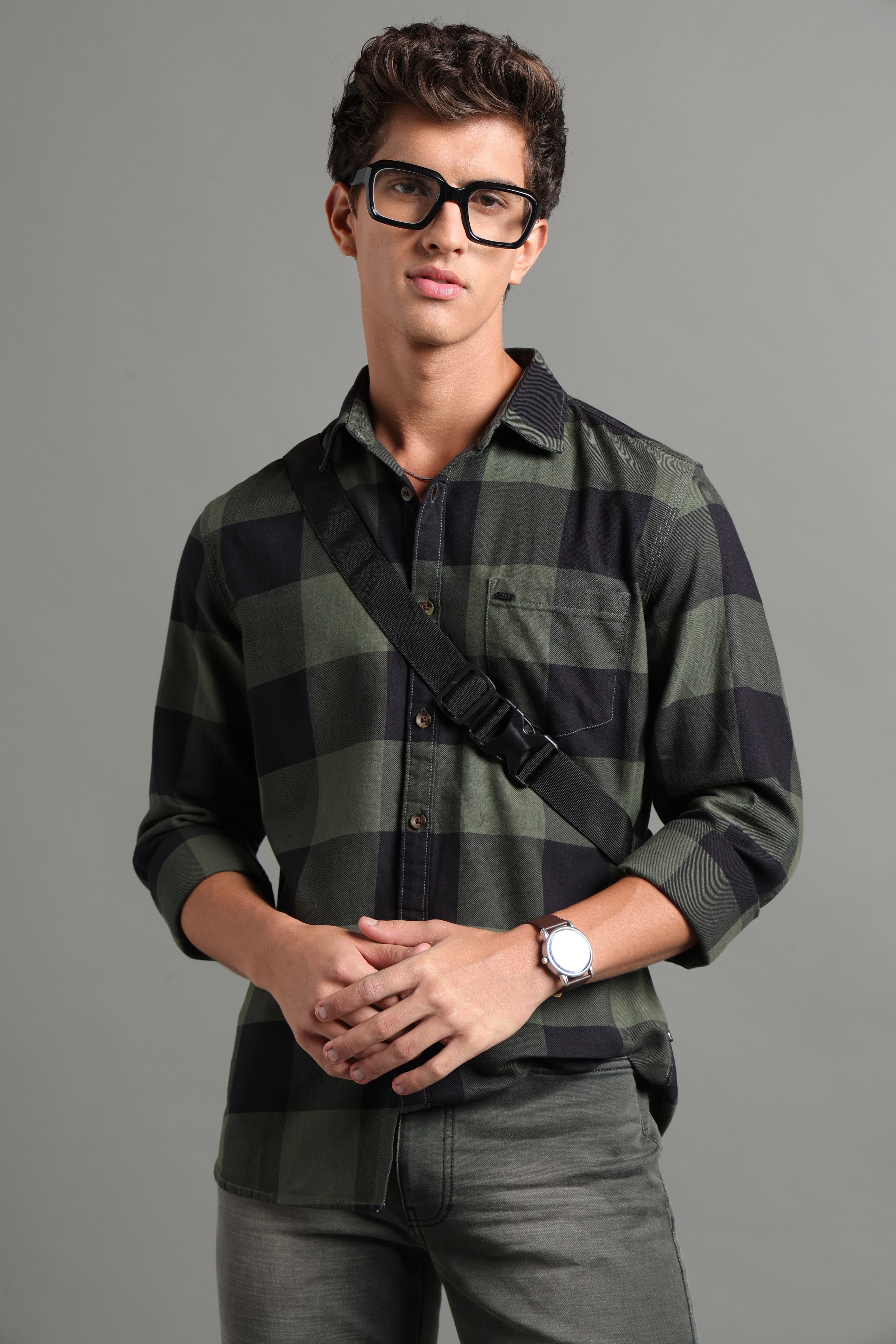 IDENTITI Men Slim Fit Regular Collar Checks Shirt In Green.
