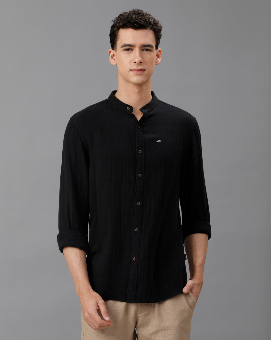 IDENTITI Men Slim Fit Cuban Collar Solid Knit Shirt In Black.