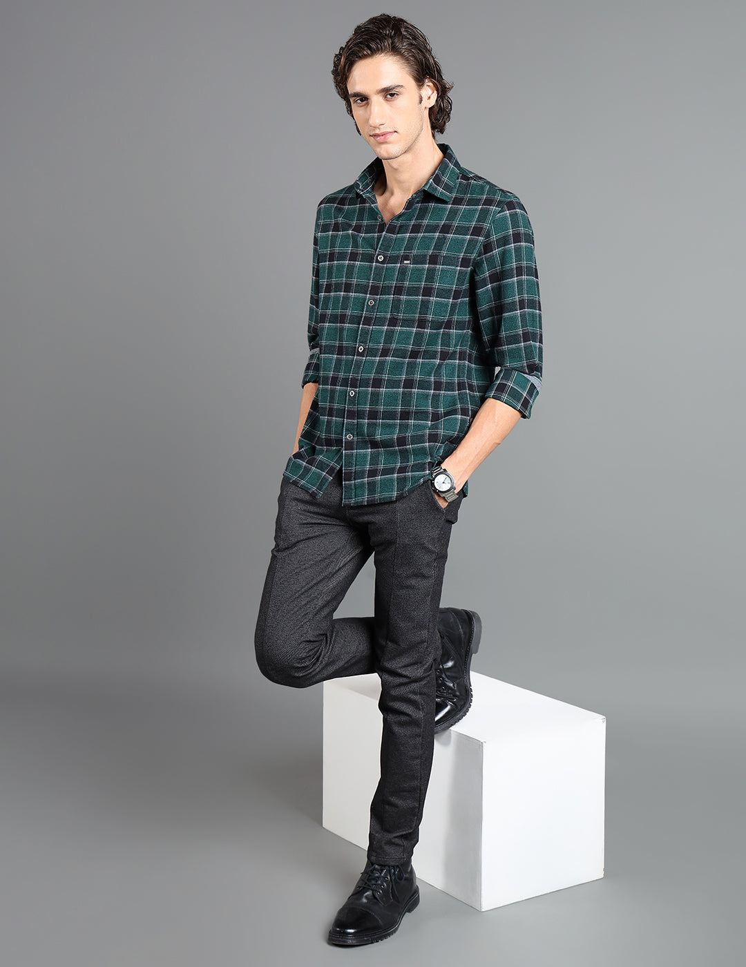 IDENTITI Men Slim Fit Regular Collar Checks Shirt In Green.