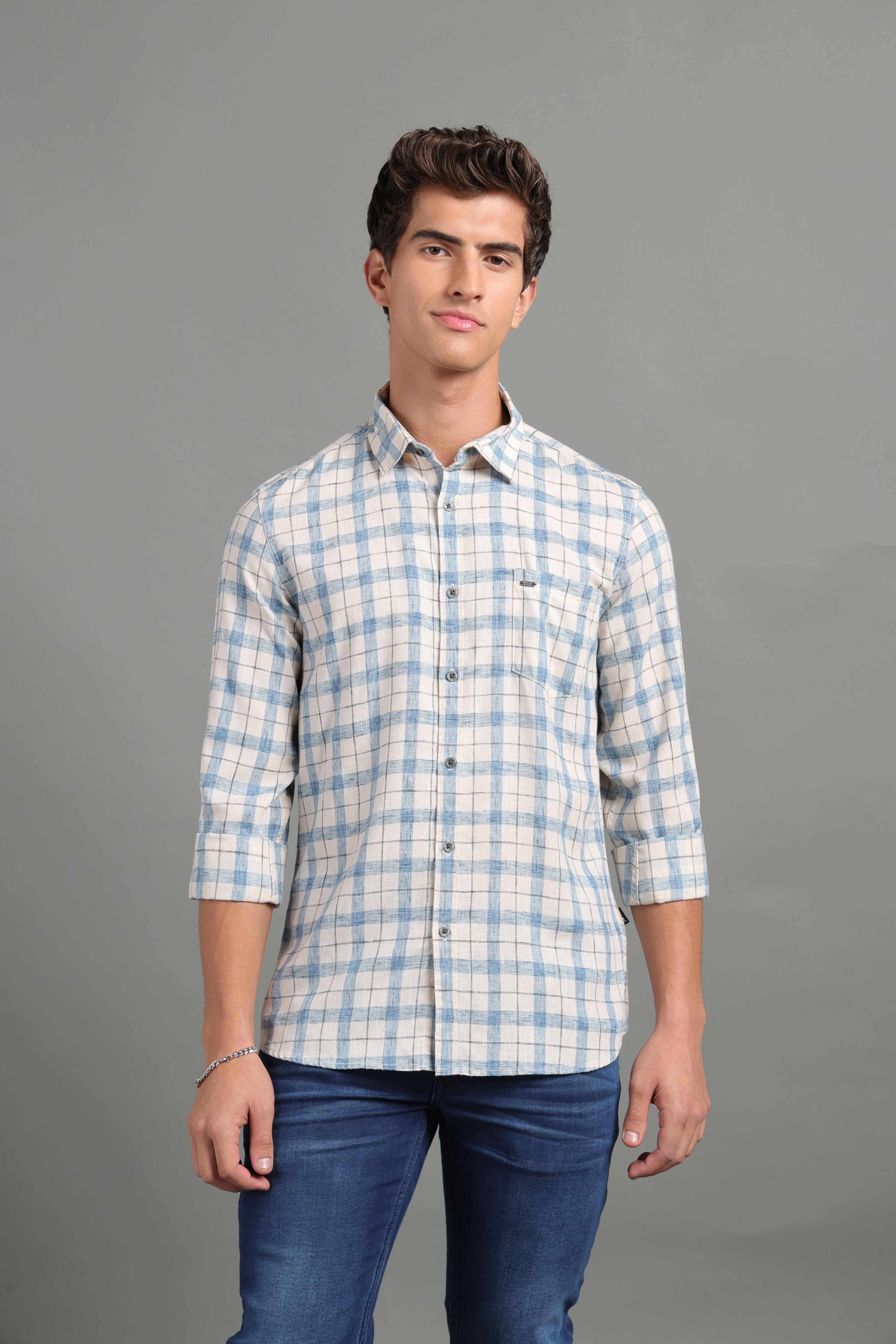 IDENTITI Men Slim Fit Regular Collar Checks Shirt In Blue.