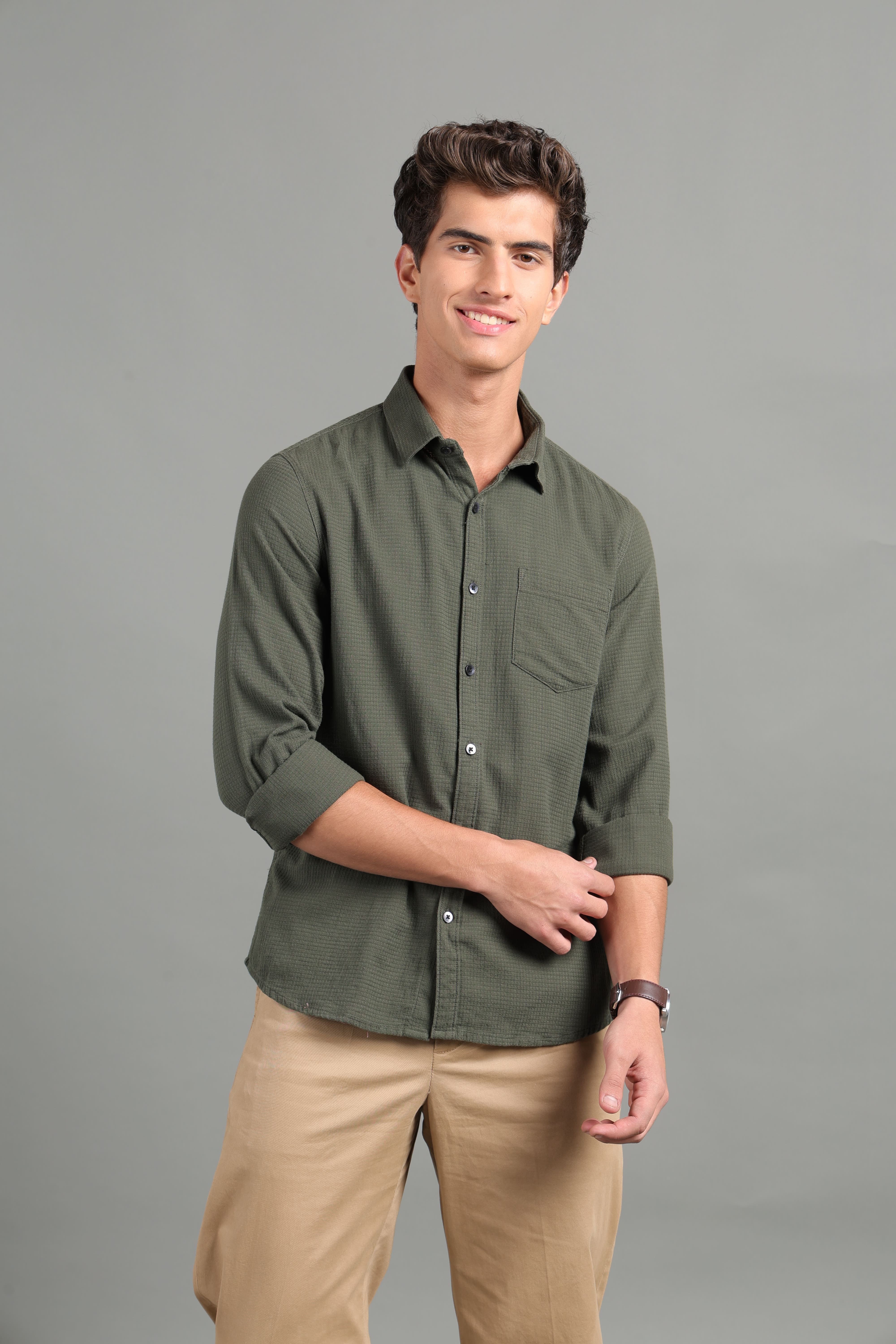 IDENTITI Men Slim Fit Regular Collar Solid Shirt In Green.