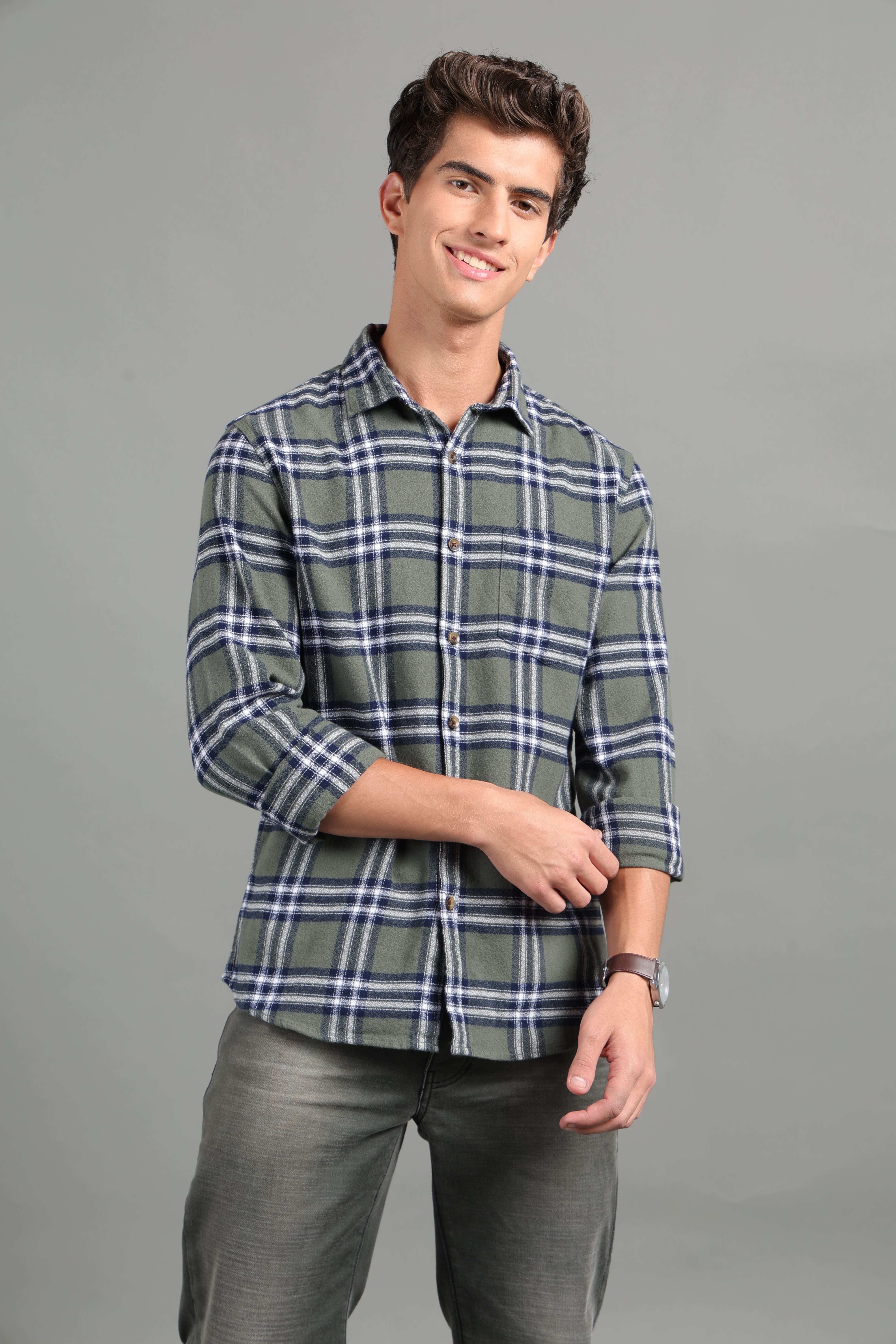 IDENTITI Men Slim Fit Regular Collar Checks Shirt In Green.