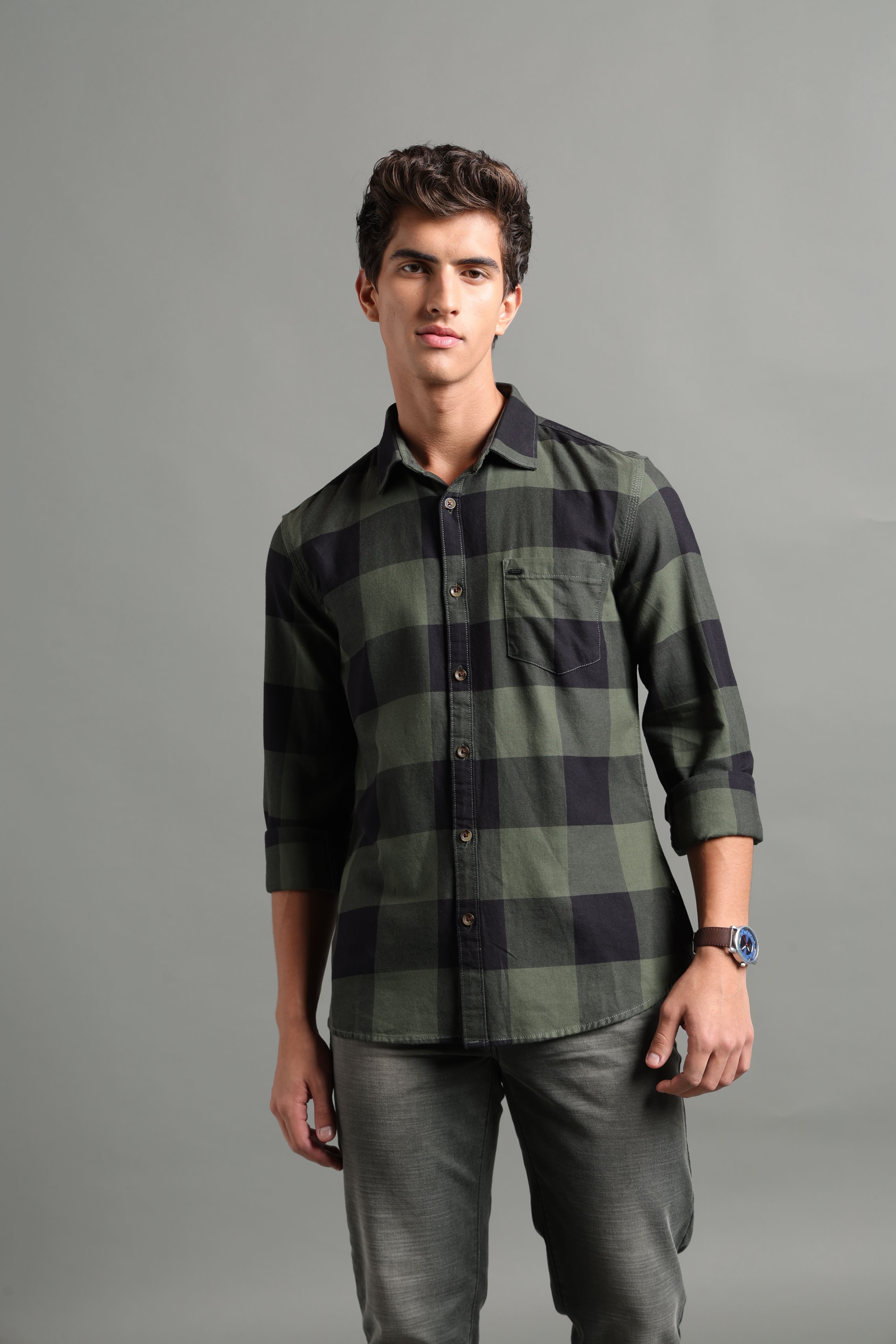IDENTITI Men Slim Fit Regular Collar Checks Shirt In Green.