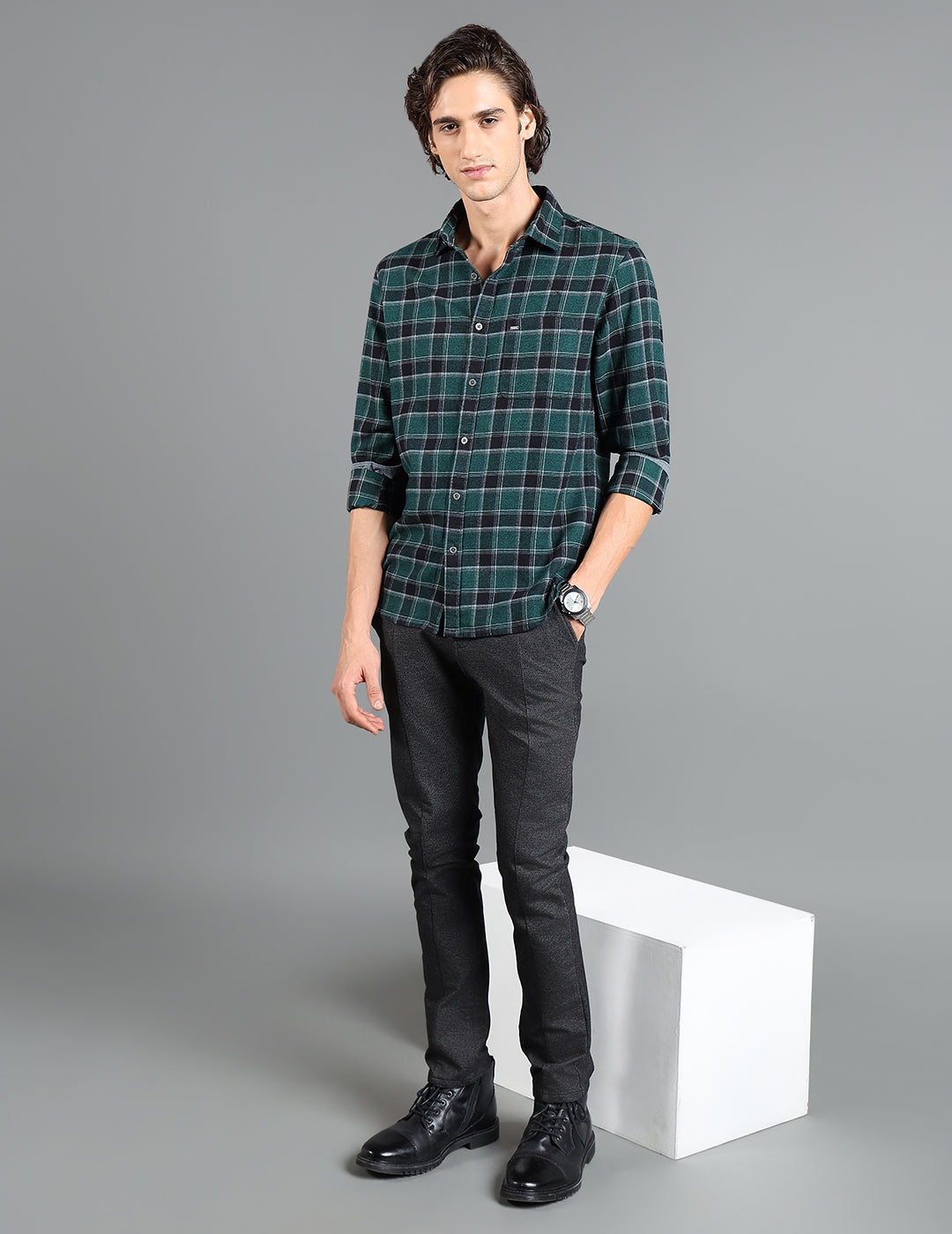 IDENTITI Men Slim Fit Regular Collar Checks Shirt In Green.