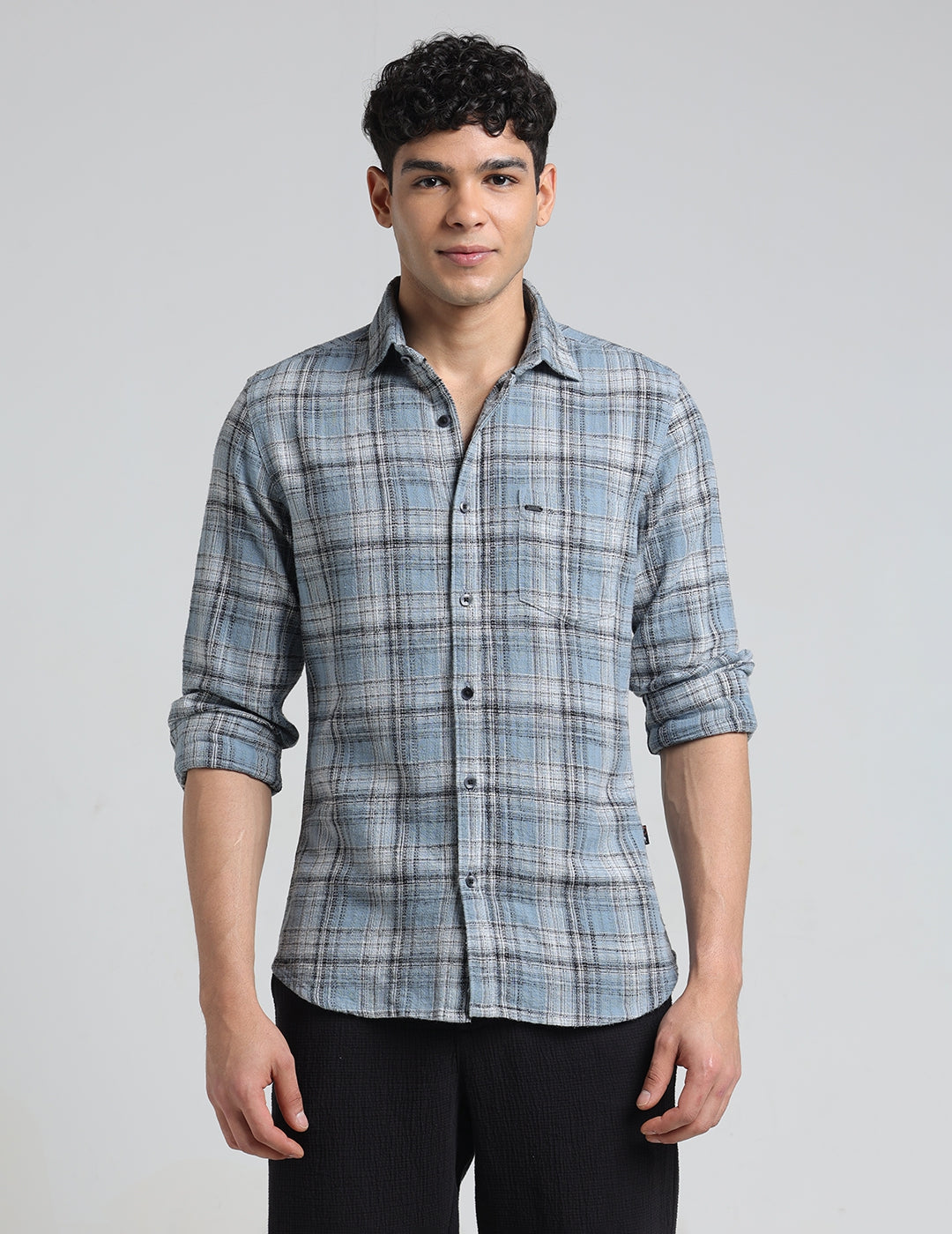 IDENTITI Men Slim Fit Regular Collar Checks Shirt In Blue.