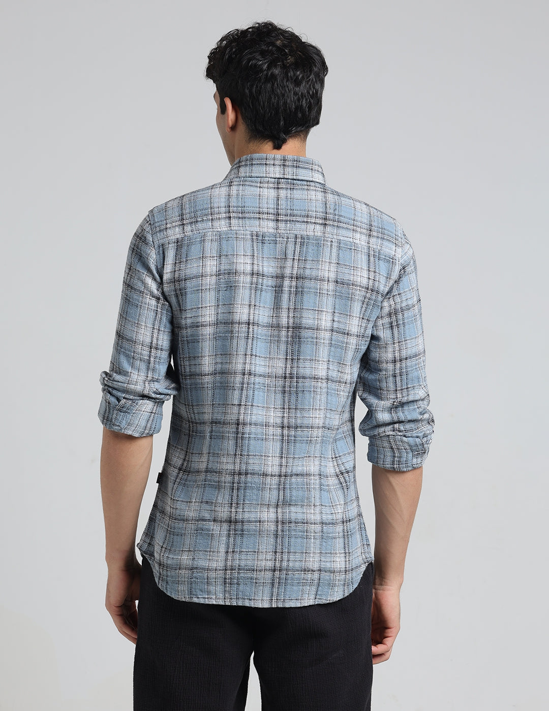 IDENTITI Men Slim Fit Regular Collar Checks Shirt In Blue.
