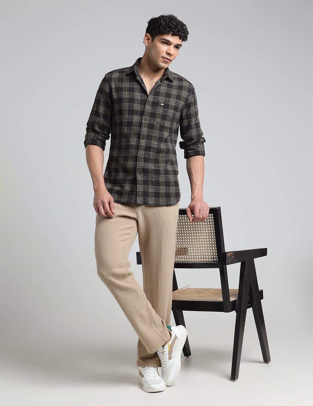 IDENTITI Men Slim Fit Regular Collar Checks Shirt In Brown.