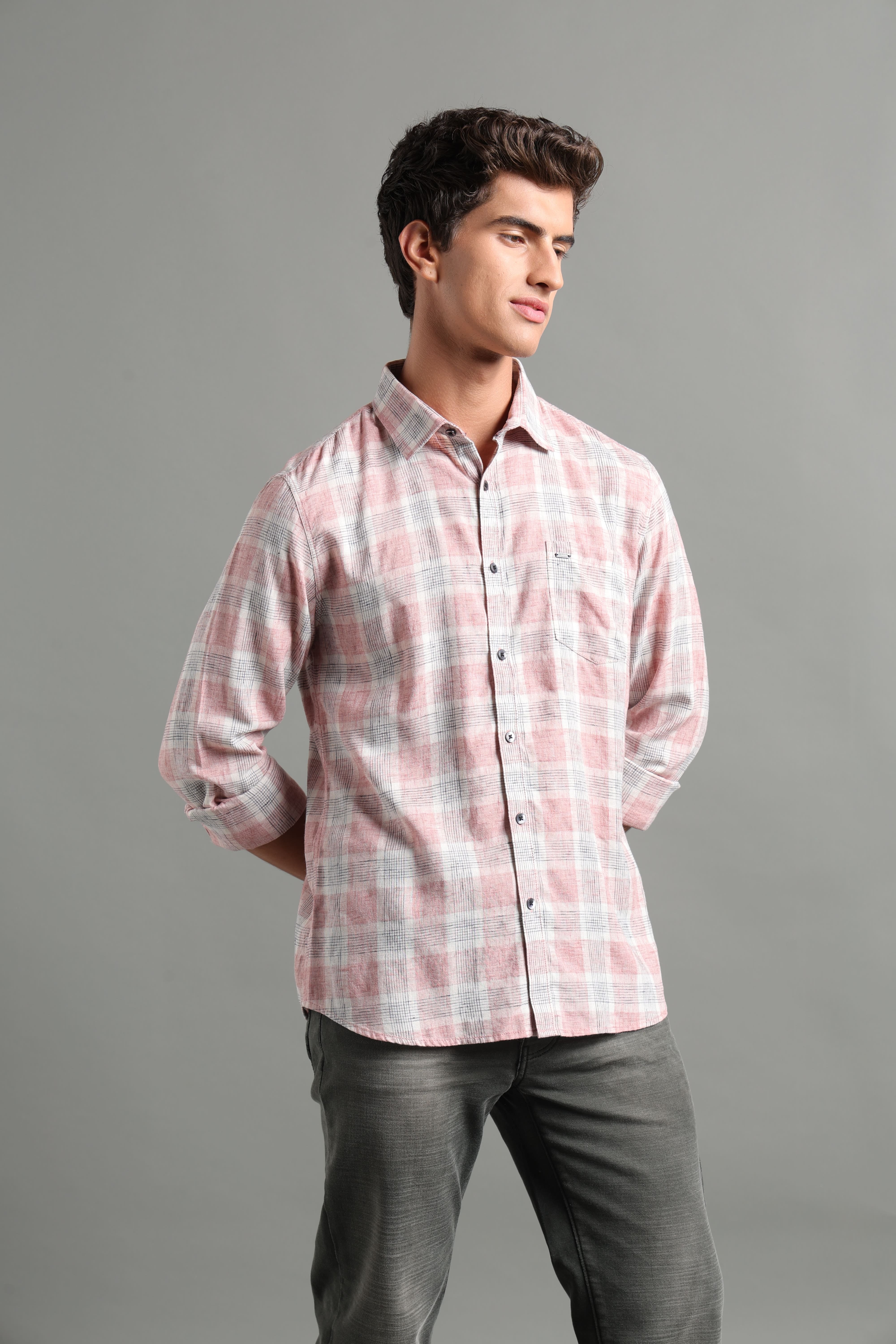 IDENTITI Men Slim Fit Regular Collar Checks Shirt In Pink.