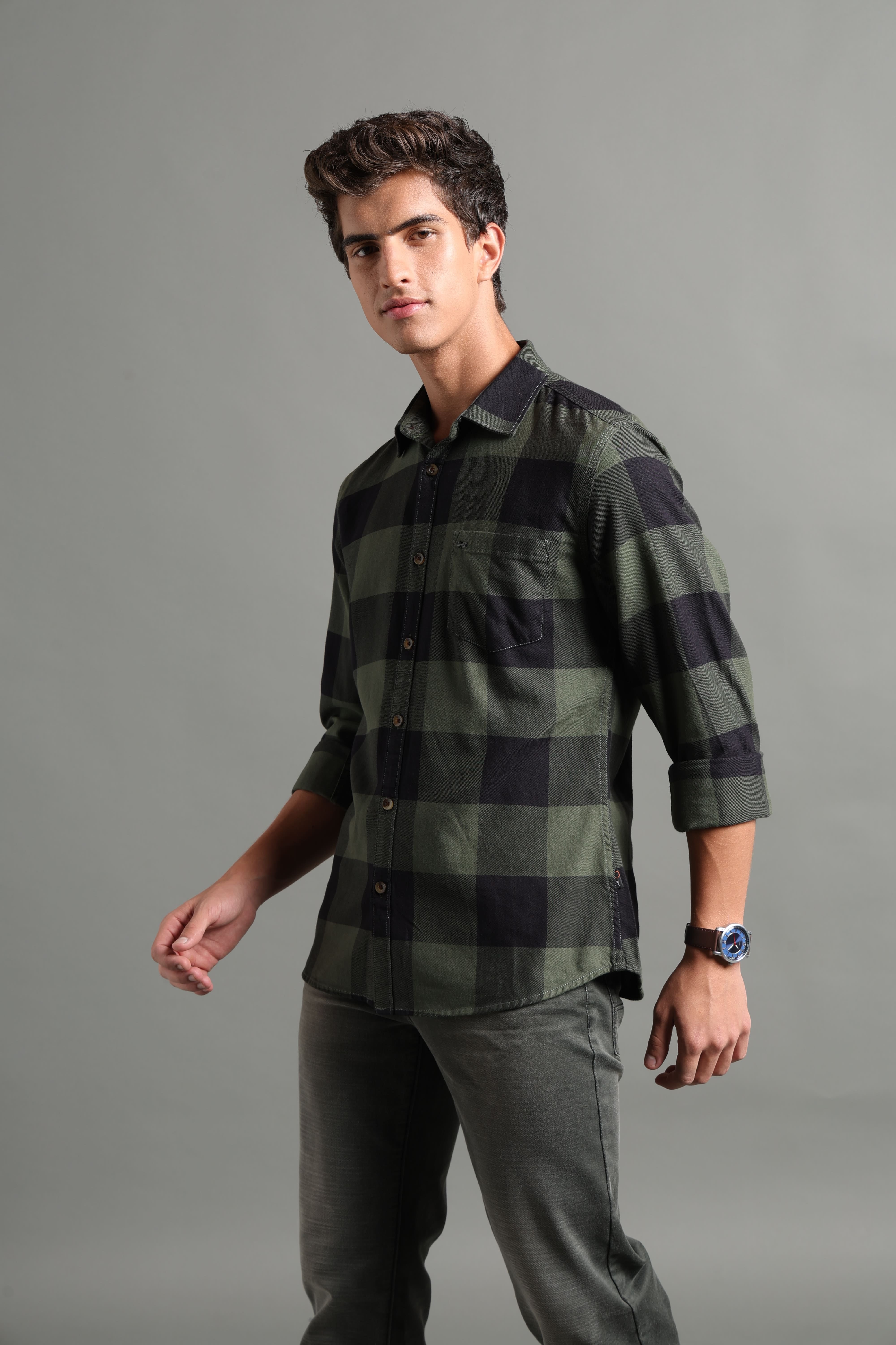 IDENTITI Men Slim Fit Regular Collar Checks Shirt In Green.