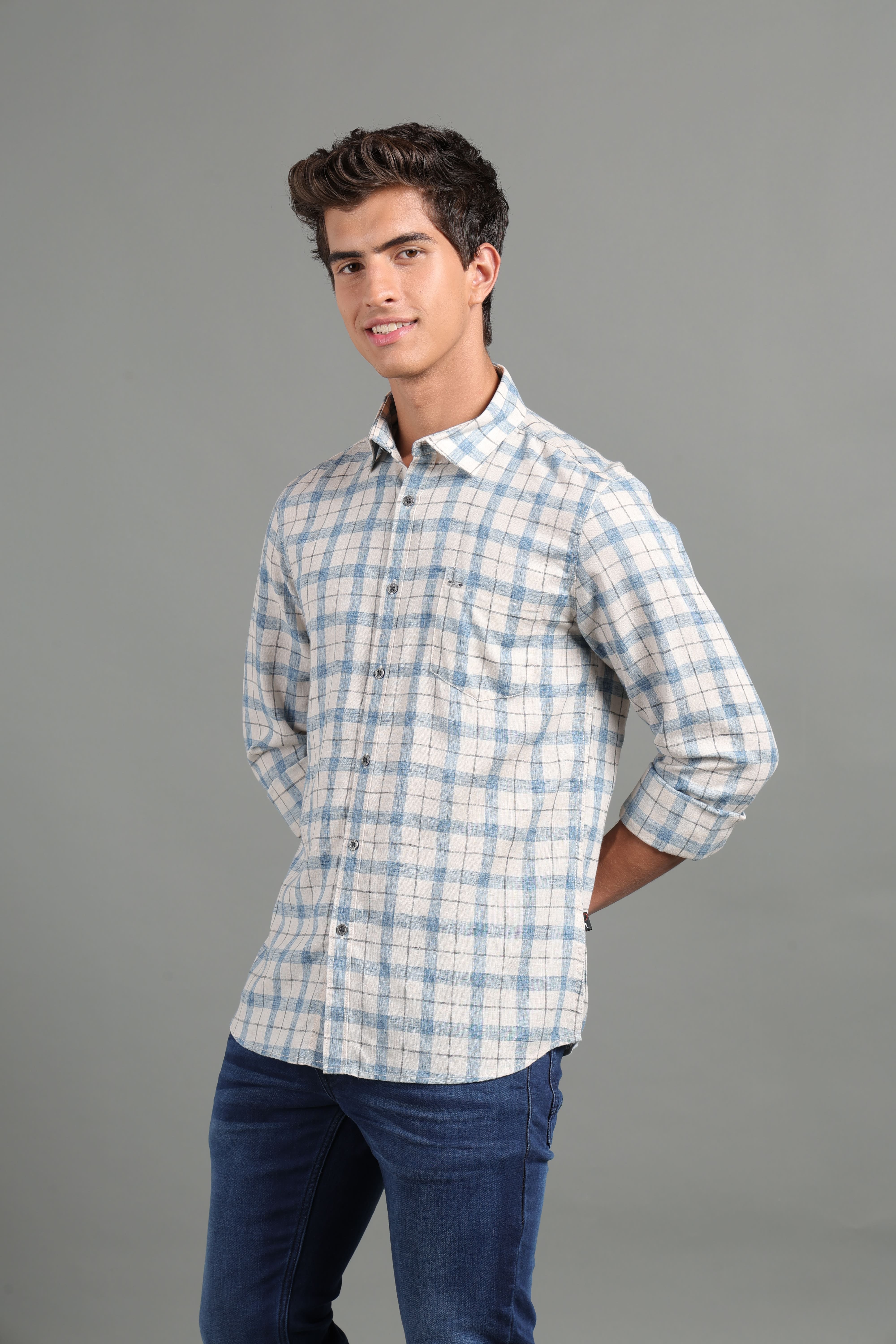 IDENTITI Men Slim Fit Regular Collar Checks Shirt In Blue.