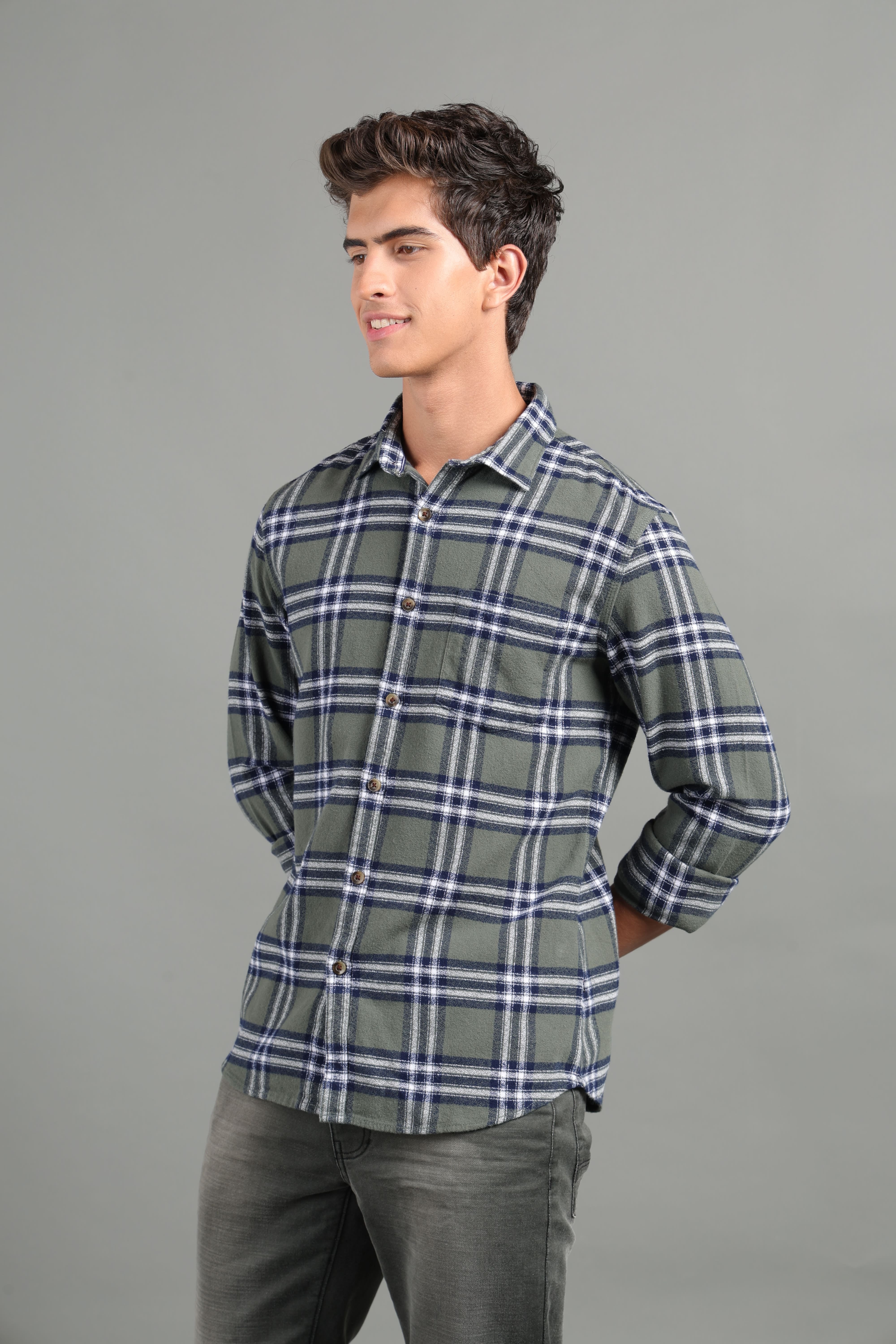 IDENTITI Men Slim Fit Regular Collar Checks Shirt In Green.