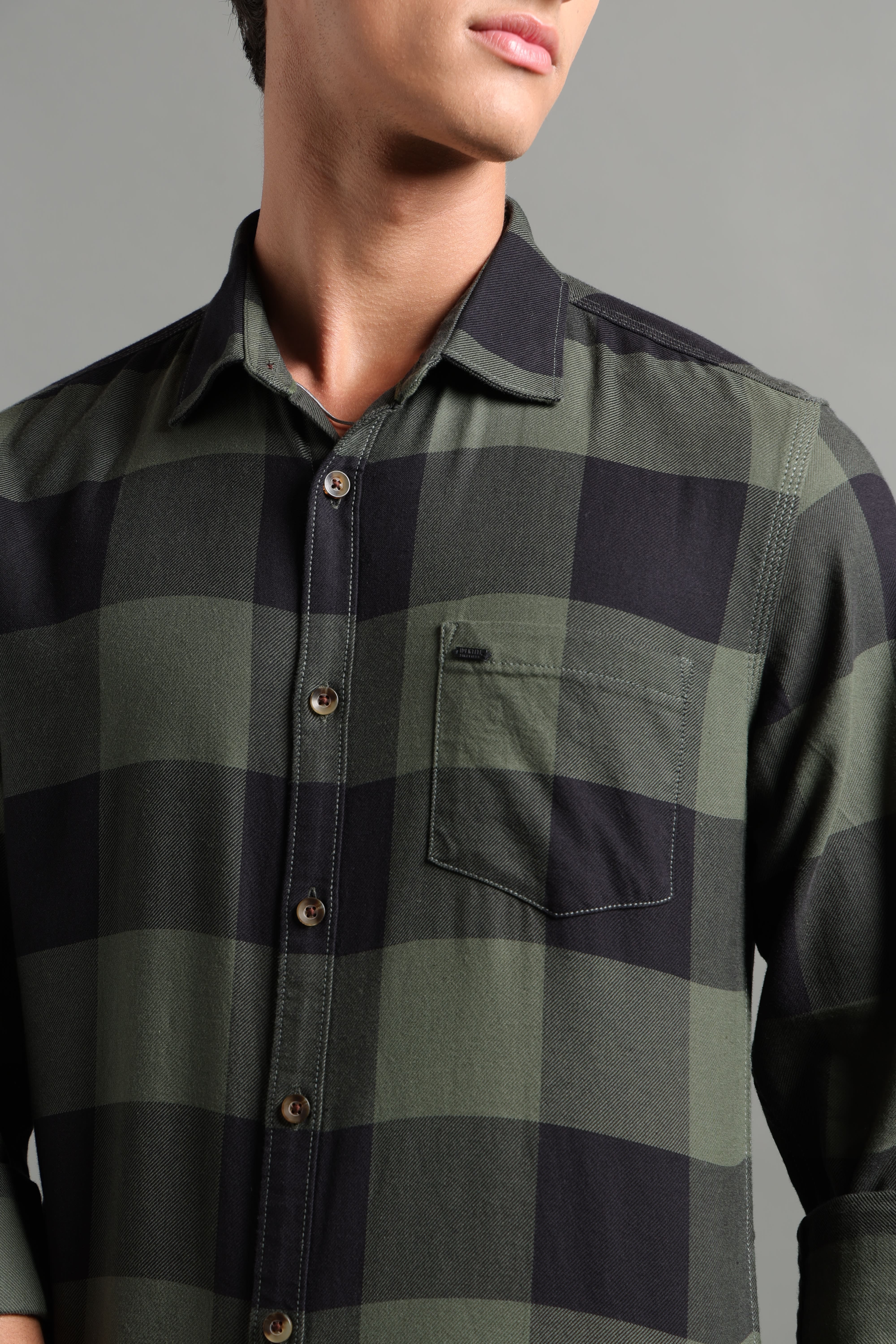 IDENTITI Men Slim Fit Regular Collar Checks Shirt In Green.