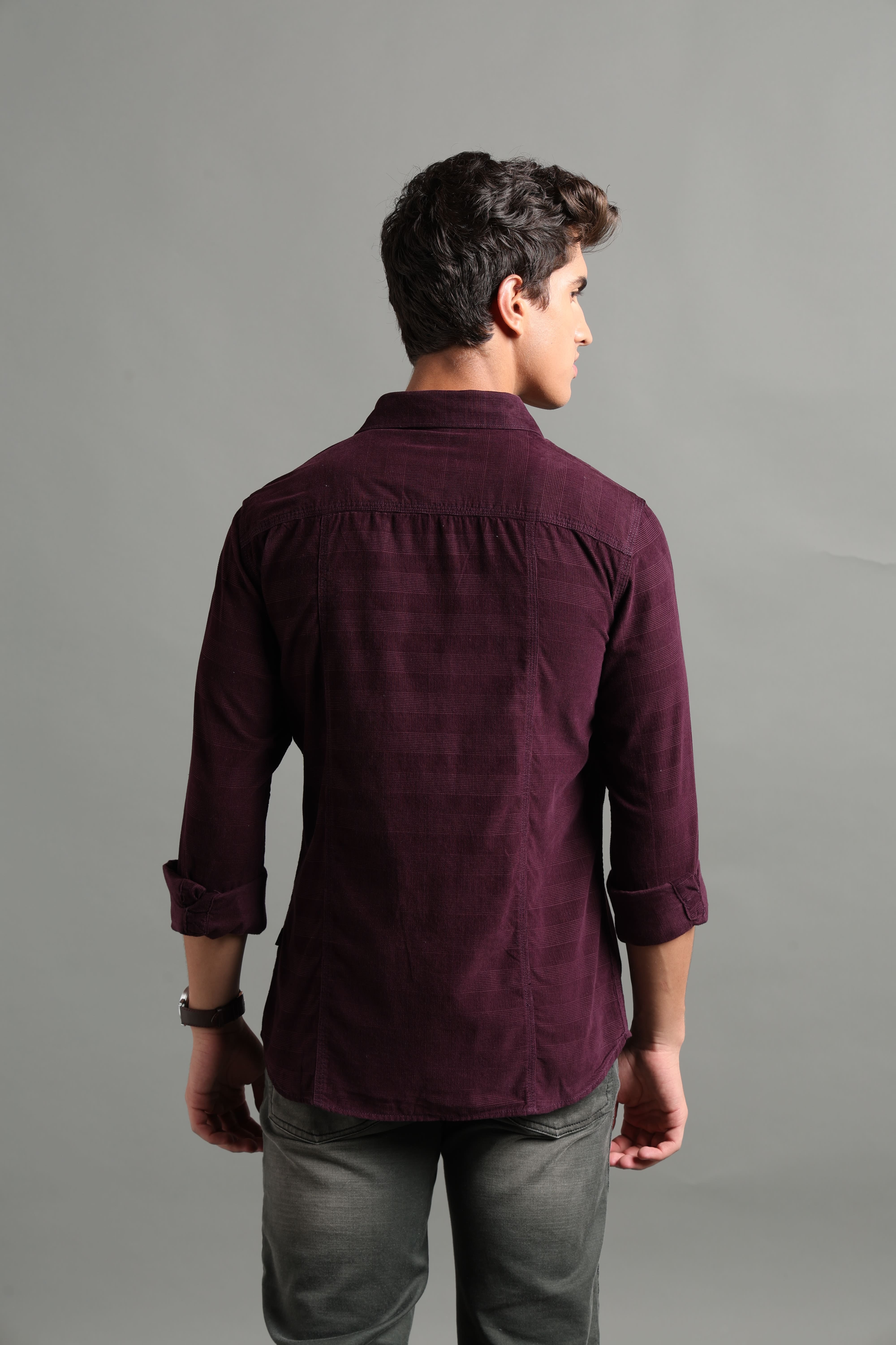 IDENTITI Men Slim Fit Regular Collar Solid Shirt In Wine.