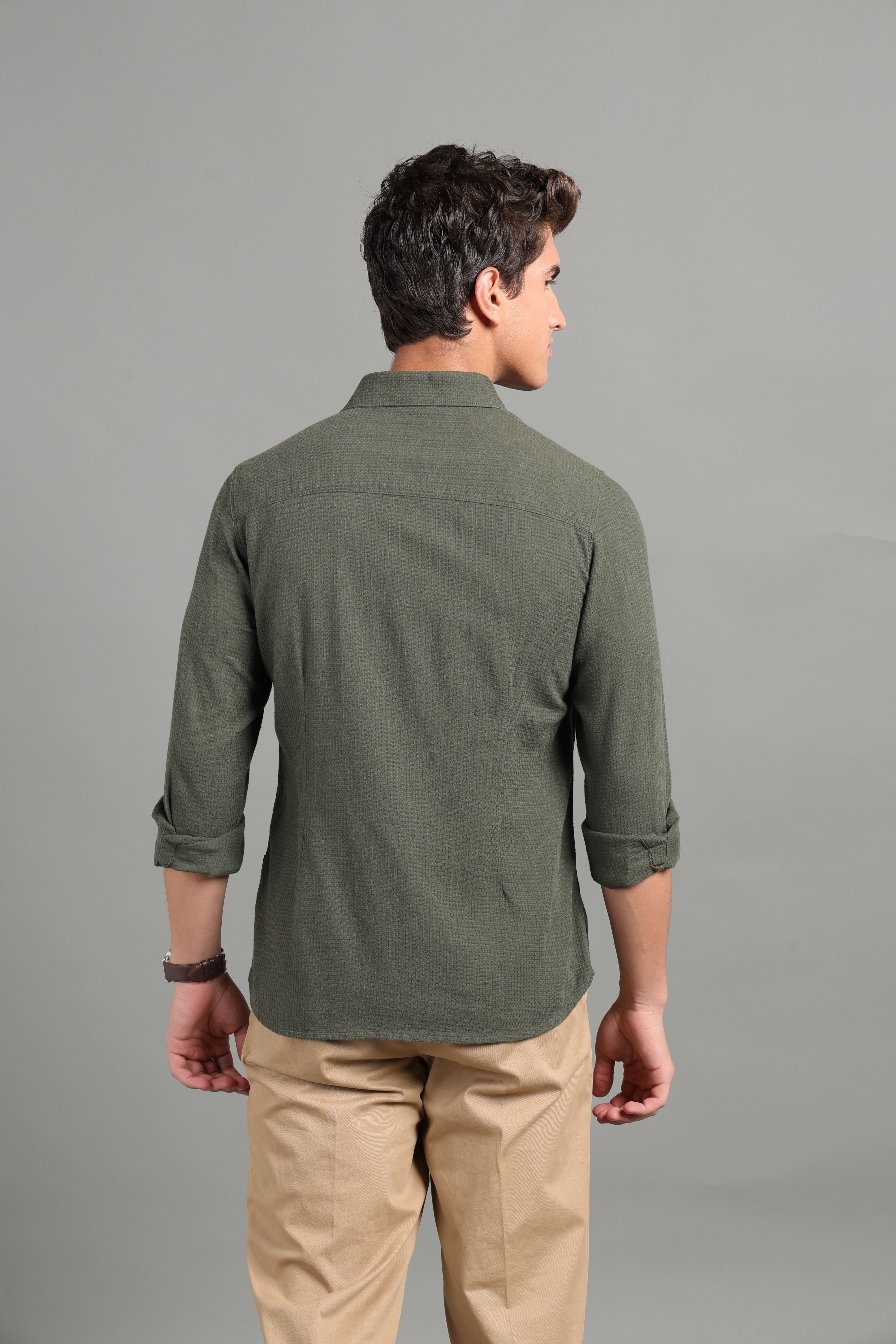 IDENTITI Men Slim Fit Regular Collar Solid Shirt In Green.