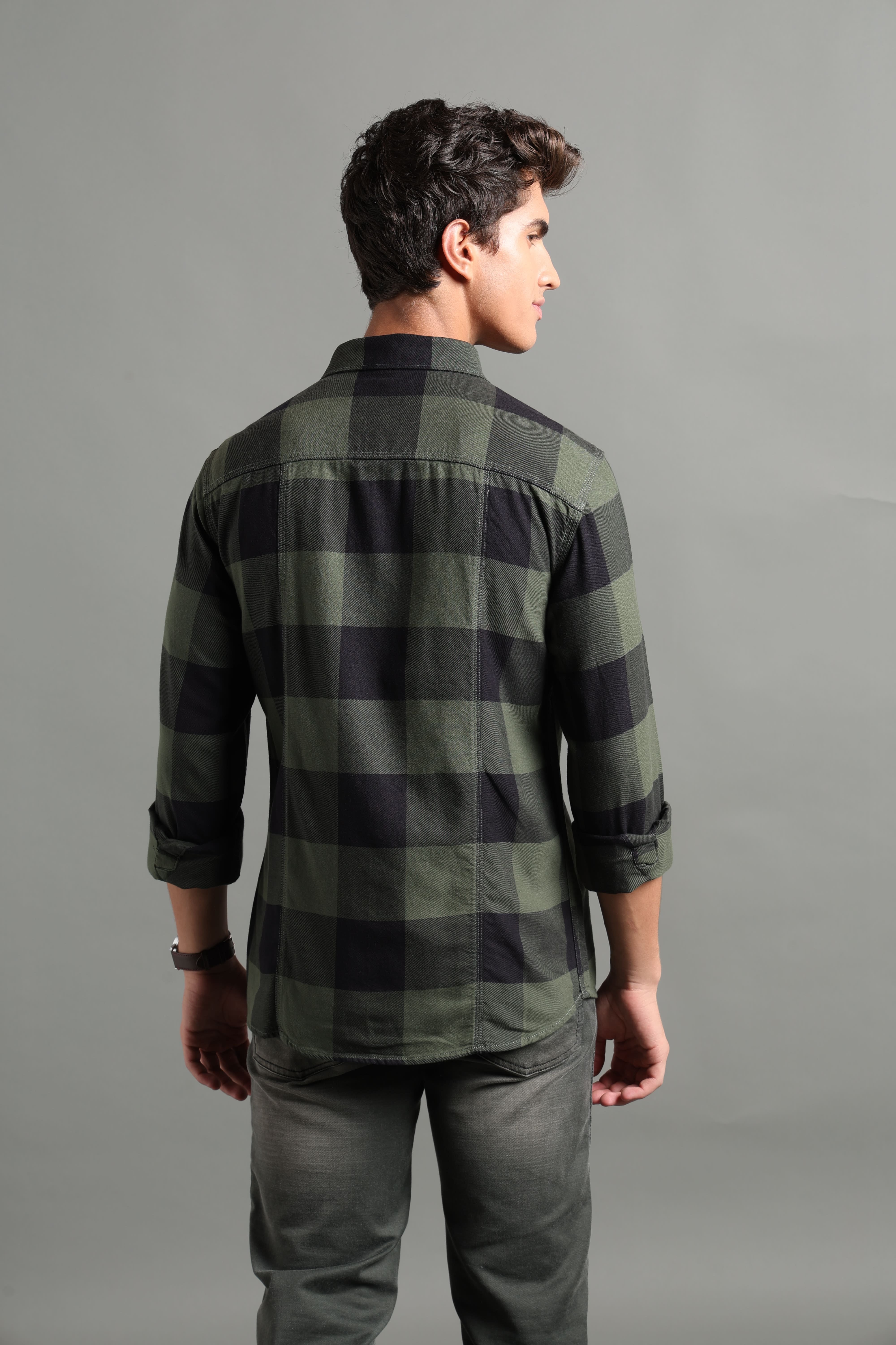 IDENTITI Men Slim Fit Regular Collar Checks Shirt In Green.