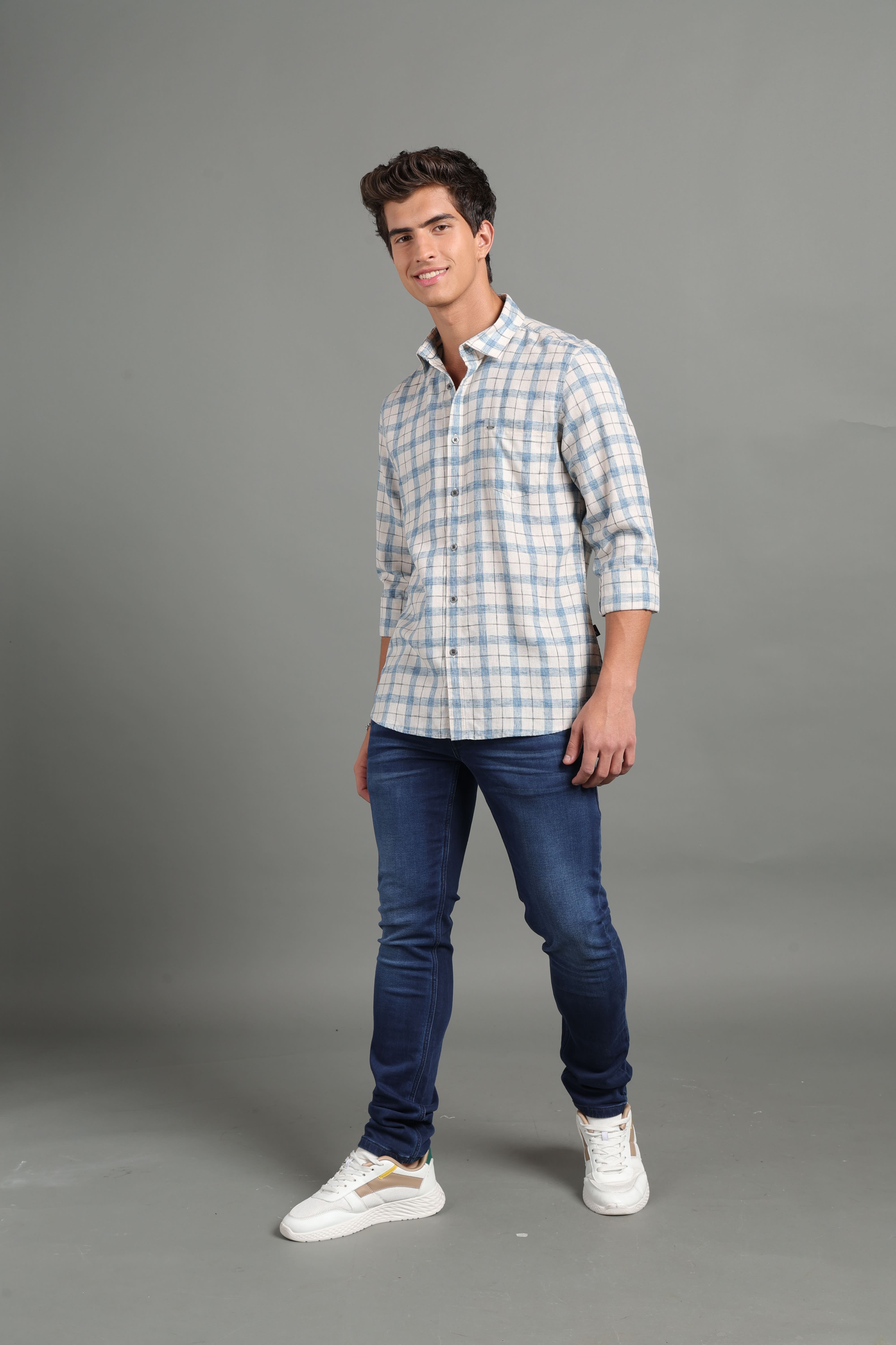 IDENTITI Men Slim Fit Regular Collar Checks Shirt In Blue.