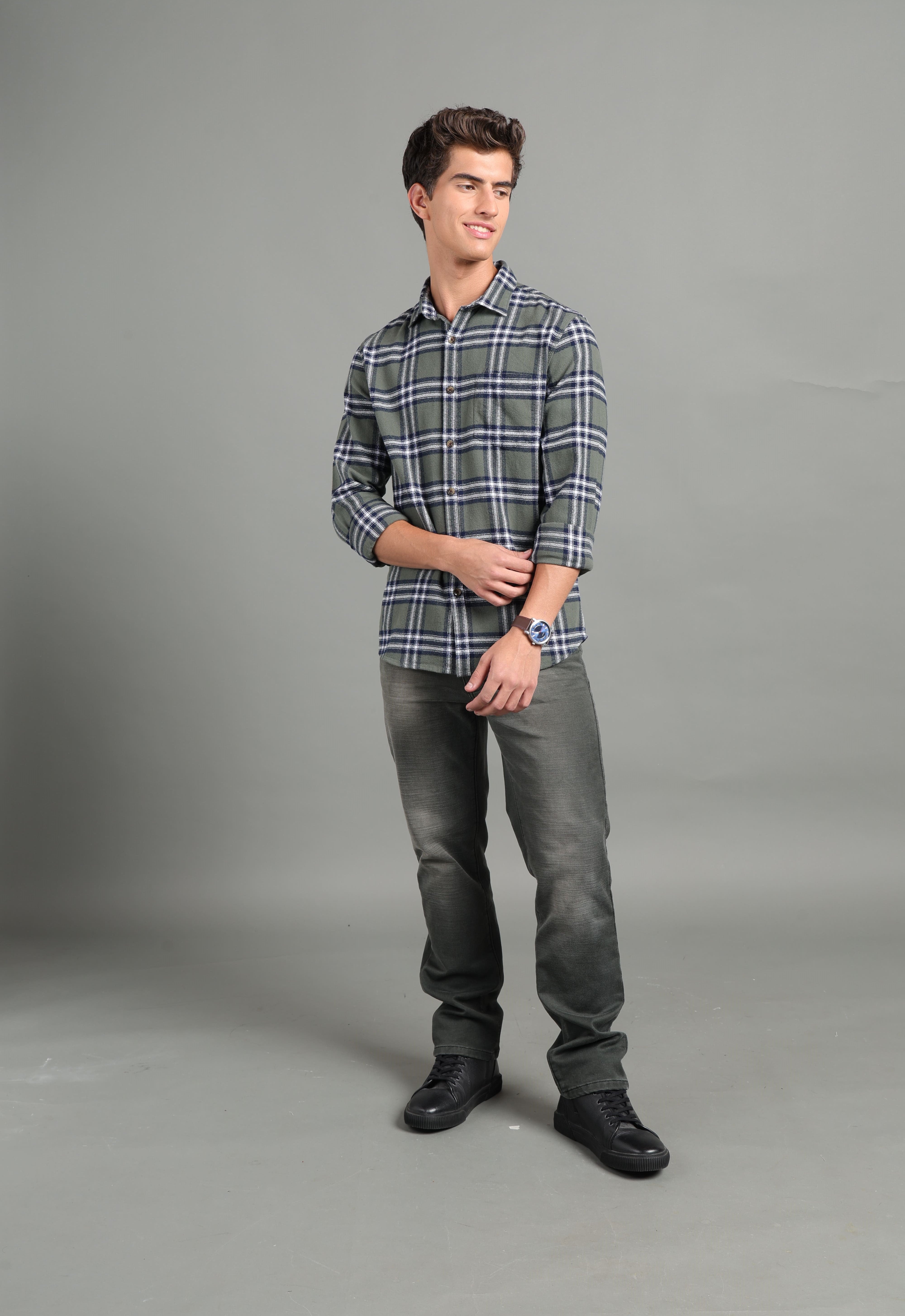 IDENTITI Men Slim Fit Regular Collar Checks Shirt In Green.