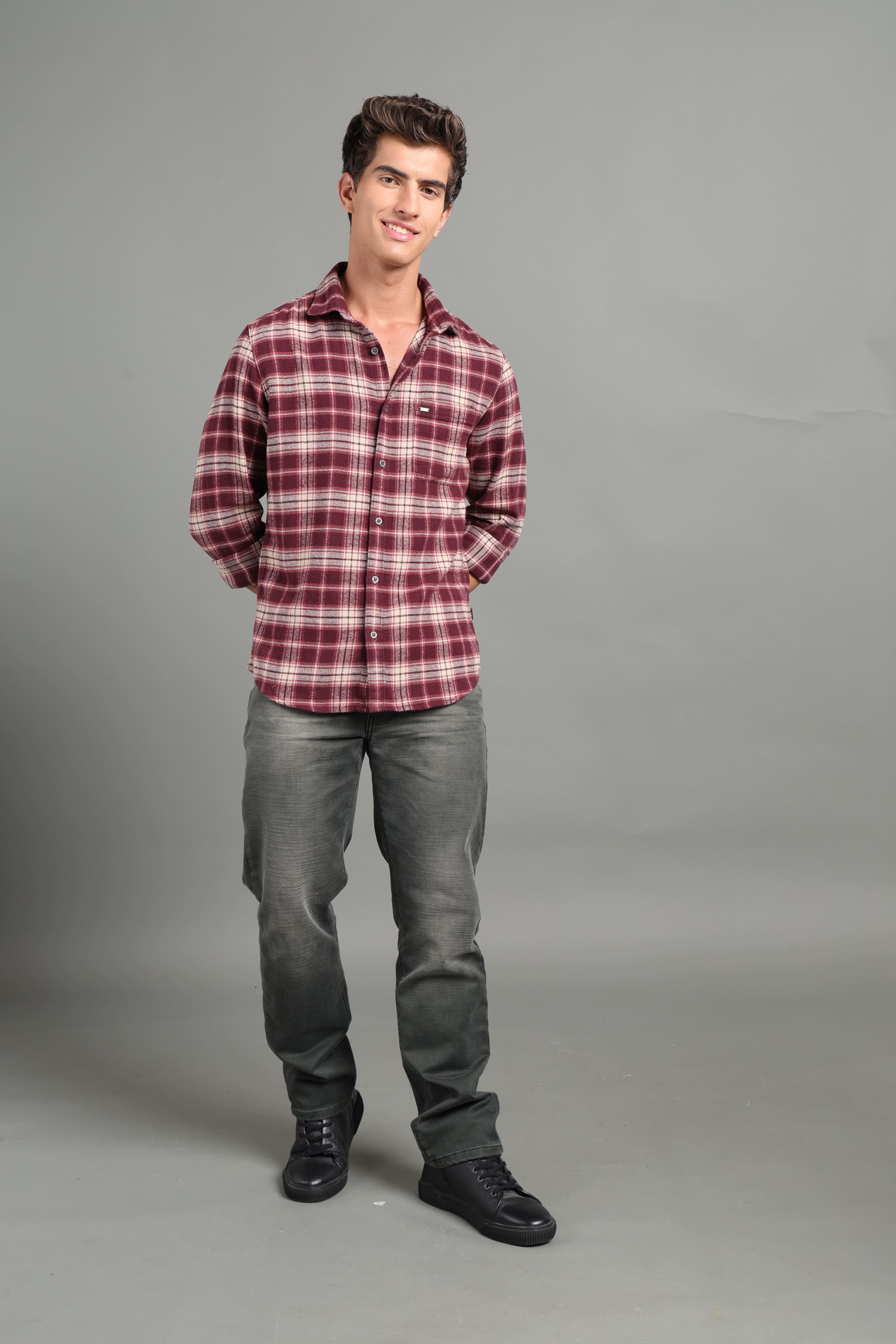 IDENTITI Men Slim Fit Regular Collar Checks Shirt In Wine.