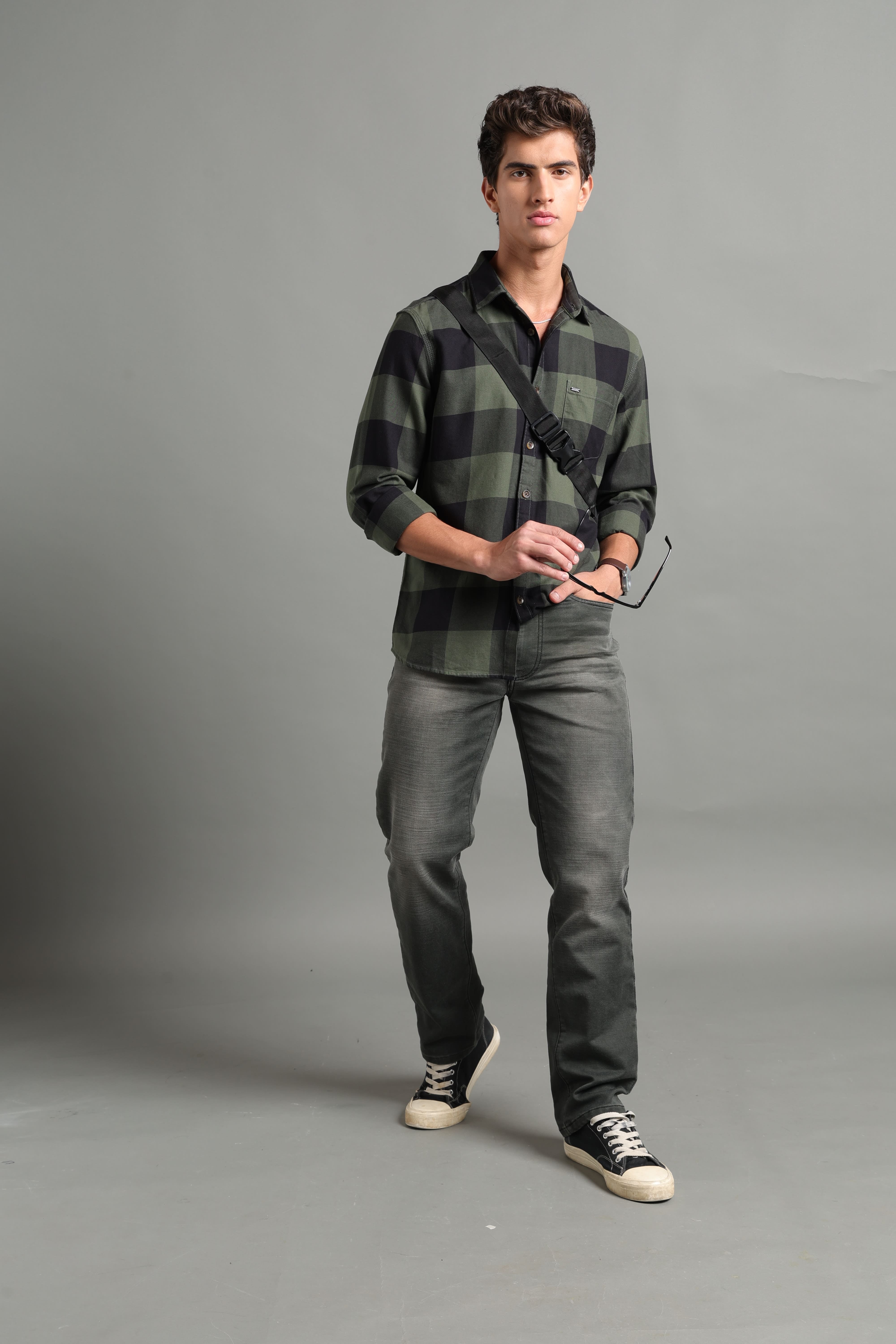 IDENTITI Men Slim Fit Regular Collar Checks Shirt In Green.
