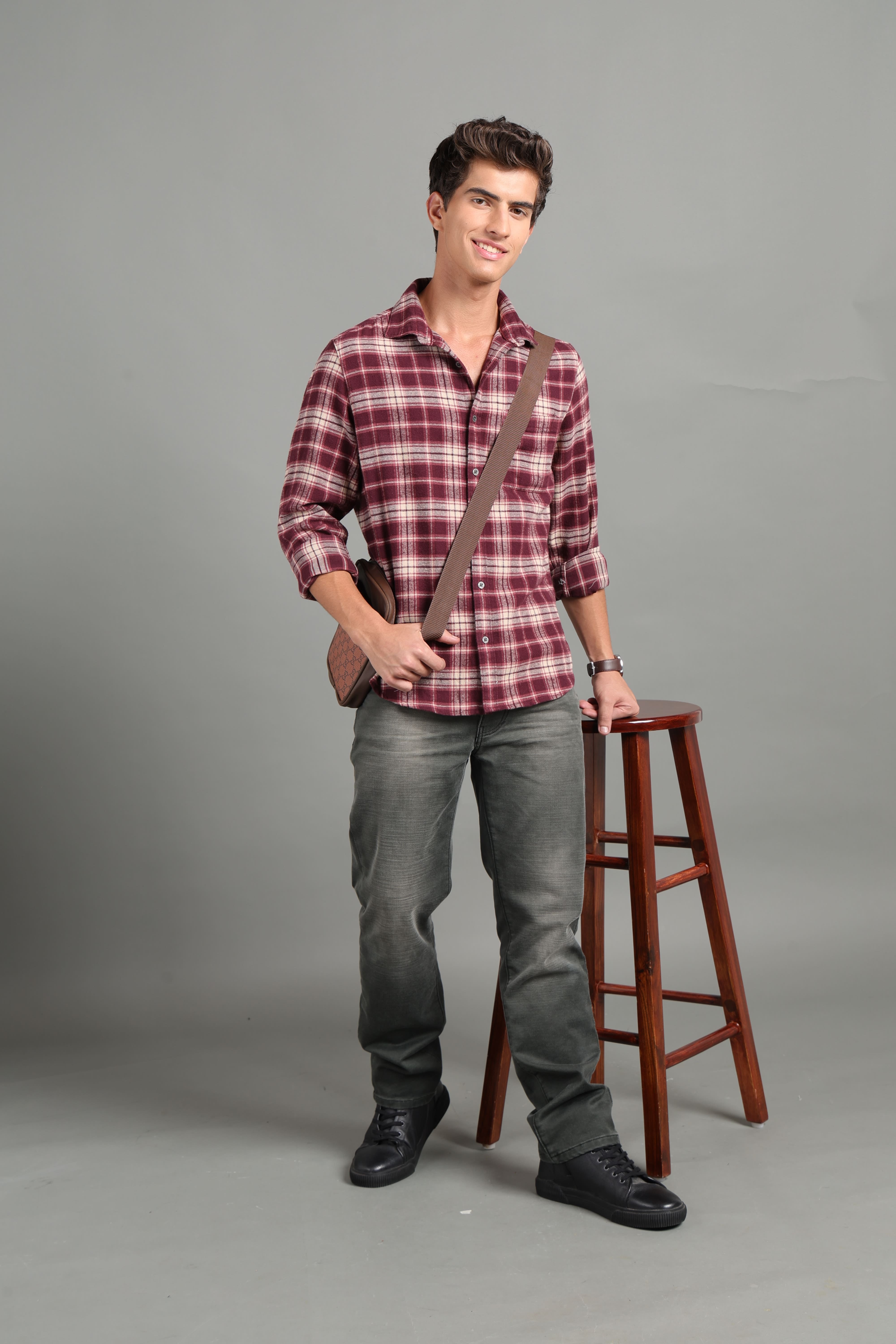 IDENTITI Men Slim Fit Regular Collar Checks Shirt In Wine.