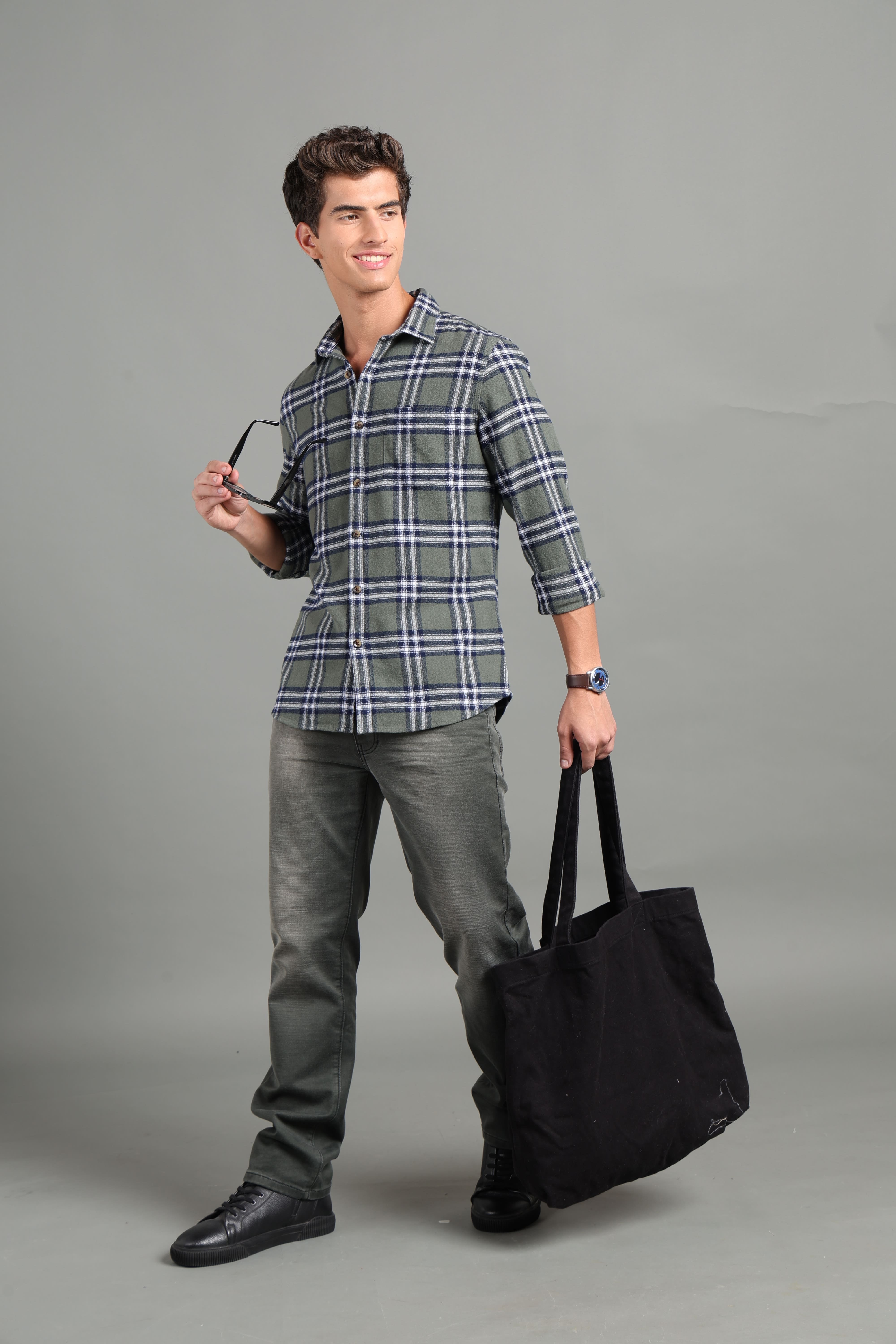 IDENTITI Men Slim Fit Regular Collar Checks Shirt In Green.